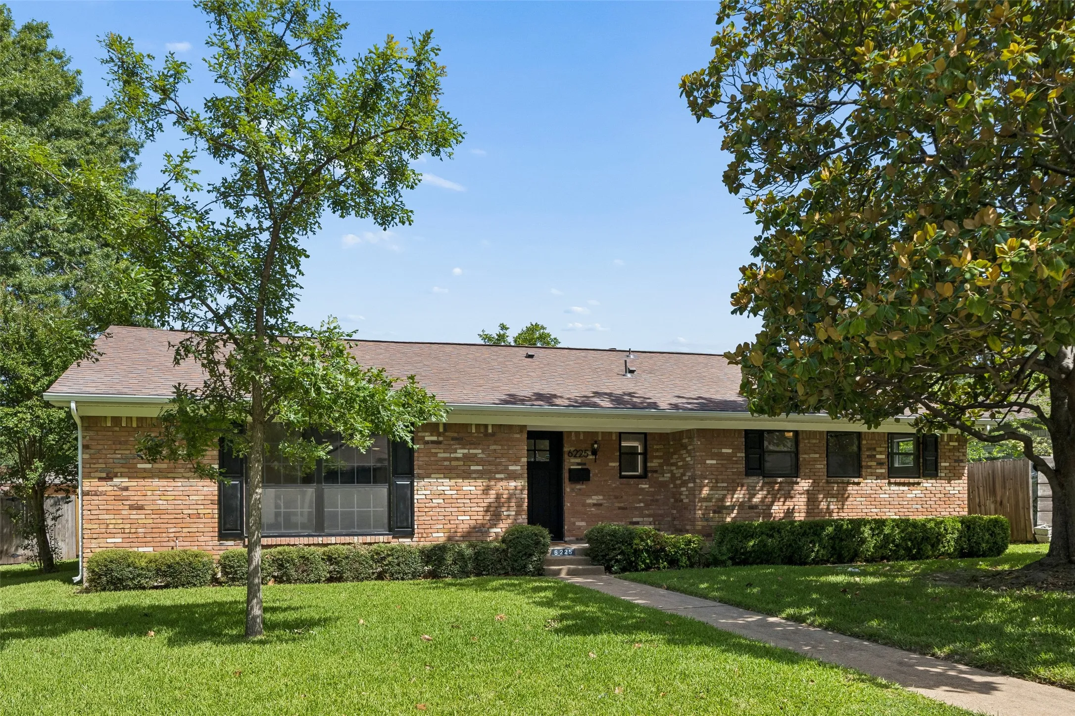 Single Family Residence For Sale in Dallas County , 6225 N Jim Miller Road, Dallas, Texas 75228, 3 Bedroom, 3 Bathroom, 2 Garage spaces, 1,806 Sqft, built in 1964, mls#21315283, Real Estate Agent in Dallas, Homes For Sale in Dallas county, Homes For Sale in Dallas, Realtor in Dallas Texas, Real Estate Brokerage Independent Realty Texas, Luminita Cordes Realtor