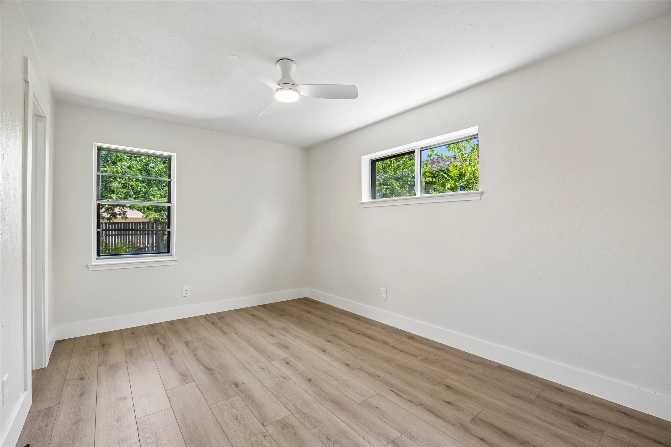 Single Family Residence For Sale in Dallas County , 6225 N Jim Miller Road, Dallas, Texas 75228, 3 Bedroom, 3 Bathroom, 2 Garage spaces, 1,806 Sqft, built in 1964, mls#21315283, Real Estate Agent in Dallas, Homes For Sale in Dallas county, Homes For Sale in Dallas, Realtor in Dallas Texas, Real Estate Brokerage Independent Realty Texas, Luminita Cordes Realtor