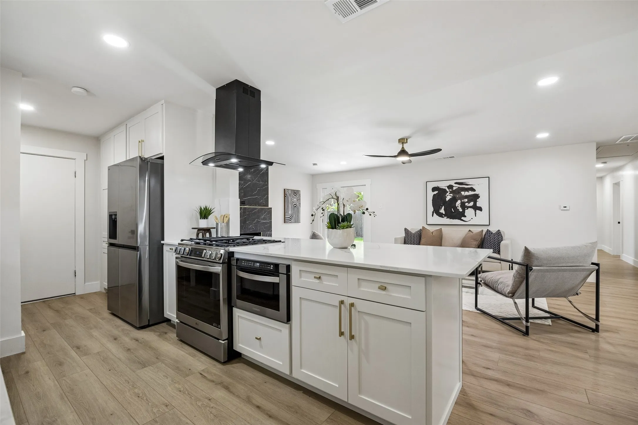 Single Family Residence For Sale in Dallas County , 6225 N Jim Miller Road, Dallas, Texas 75228, 3 Bedroom, 3 Bathroom, 2 Garage spaces, 1,806 Sqft, built in 1964, mls#21315283, Real Estate Agent in Dallas, Homes For Sale in Dallas county, Homes For Sale in Dallas, Realtor in Dallas Texas, Real Estate Brokerage Independent Realty Texas, Luminita Cordes Realtor