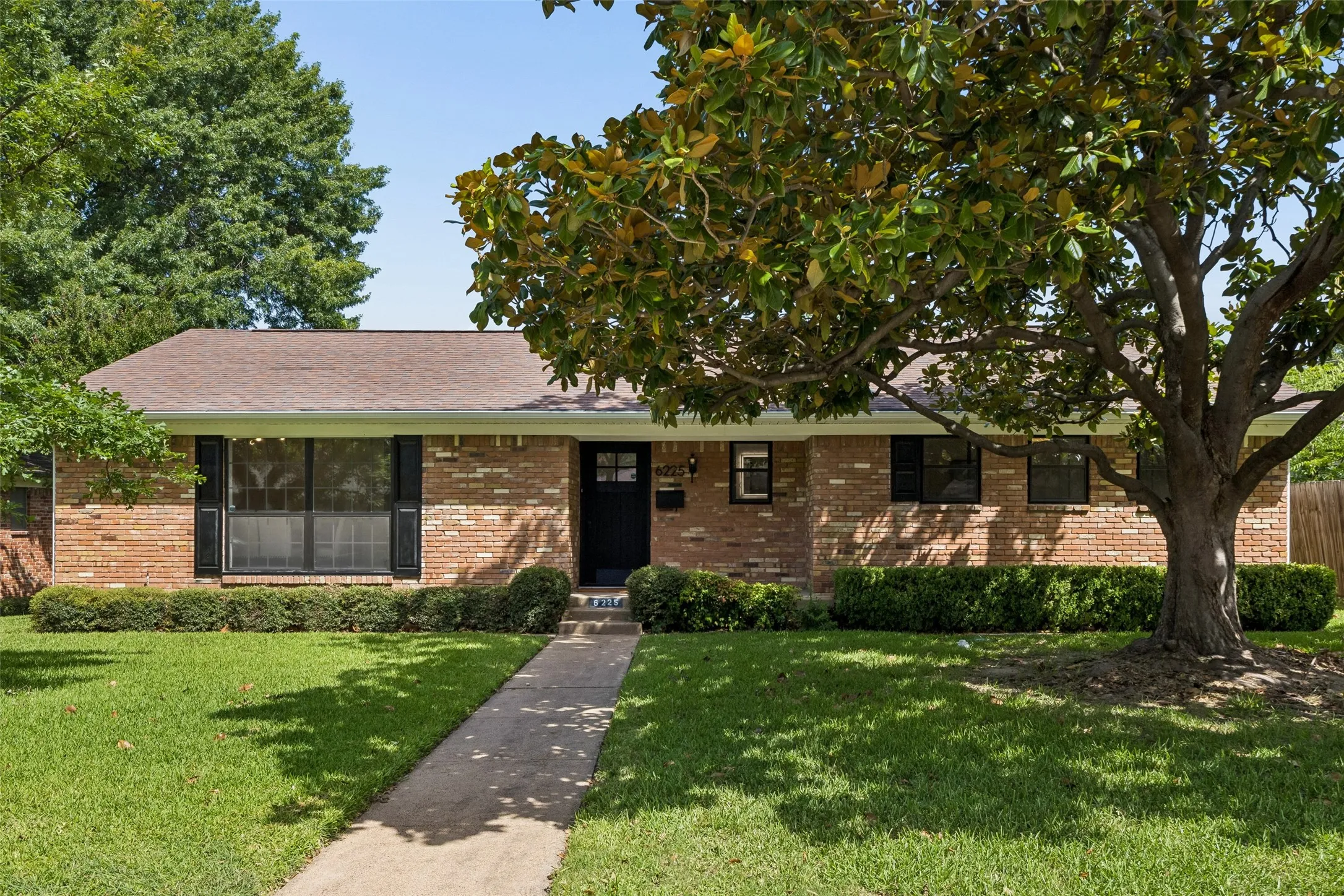 Single Family Residence For Sale in Dallas County , 6225 N Jim Miller Road, Dallas, Texas 75228, 3 Bedroom, 3 Bathroom, 2 Garage spaces, 1,806 Sqft, built in 1964, mls#21315283, Real Estate Agent in Dallas, Homes For Sale in Dallas county, Homes For Sale in Dallas, Realtor in Dallas Texas, Real Estate Brokerage Independent Realty Texas, Luminita Cordes Realtor