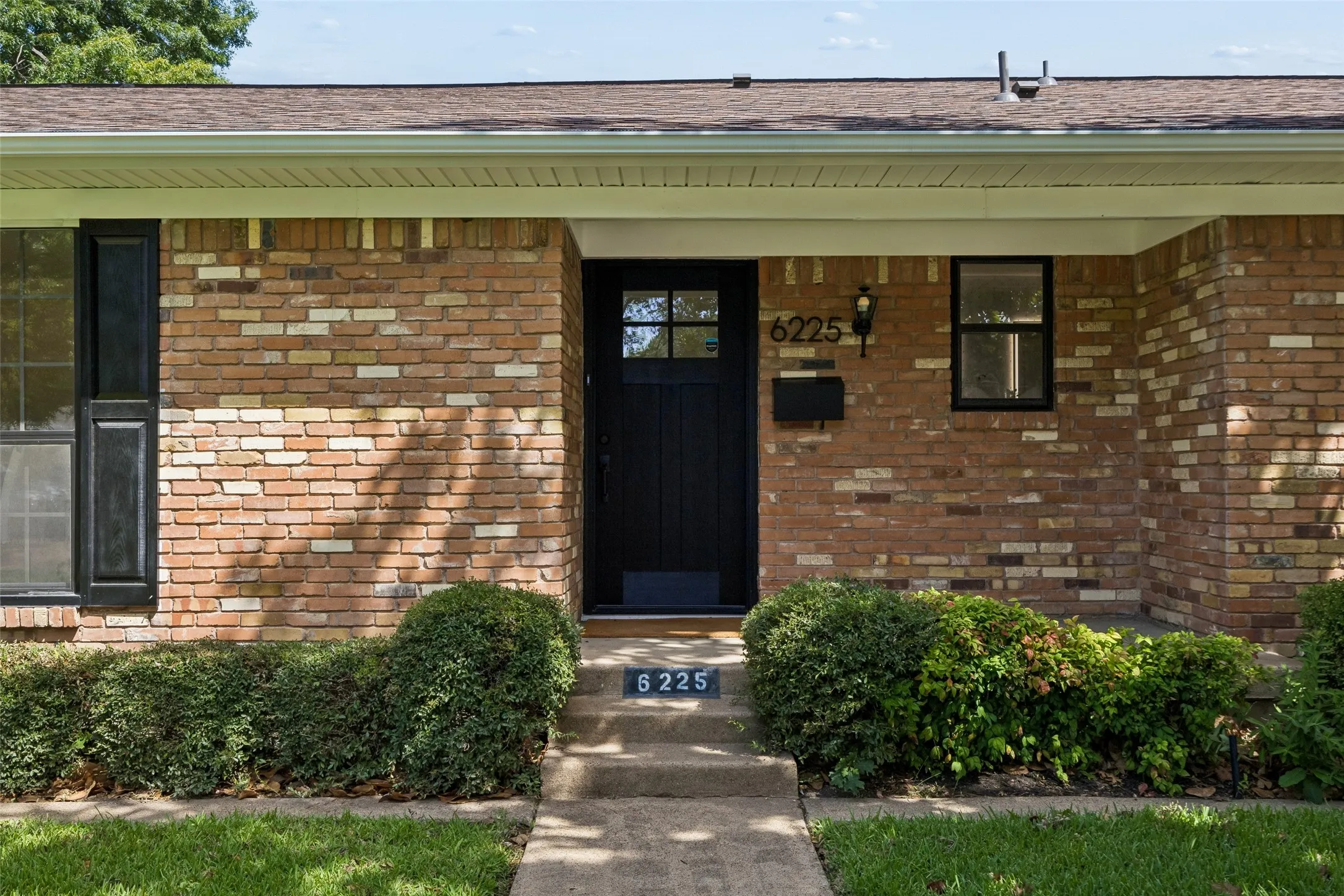 Single Family Residence For Sale in Dallas County , 6225 N Jim Miller Road, Dallas, Texas 75228, 3 Bedroom, 3 Bathroom, 2 Garage spaces, 1,806 Sqft, built in 1964, mls#21315283, Real Estate Agent in Dallas, Homes For Sale in Dallas county, Homes For Sale in Dallas, Realtor in Dallas Texas, Real Estate Brokerage Independent Realty Texas, Luminita Cordes Realtor