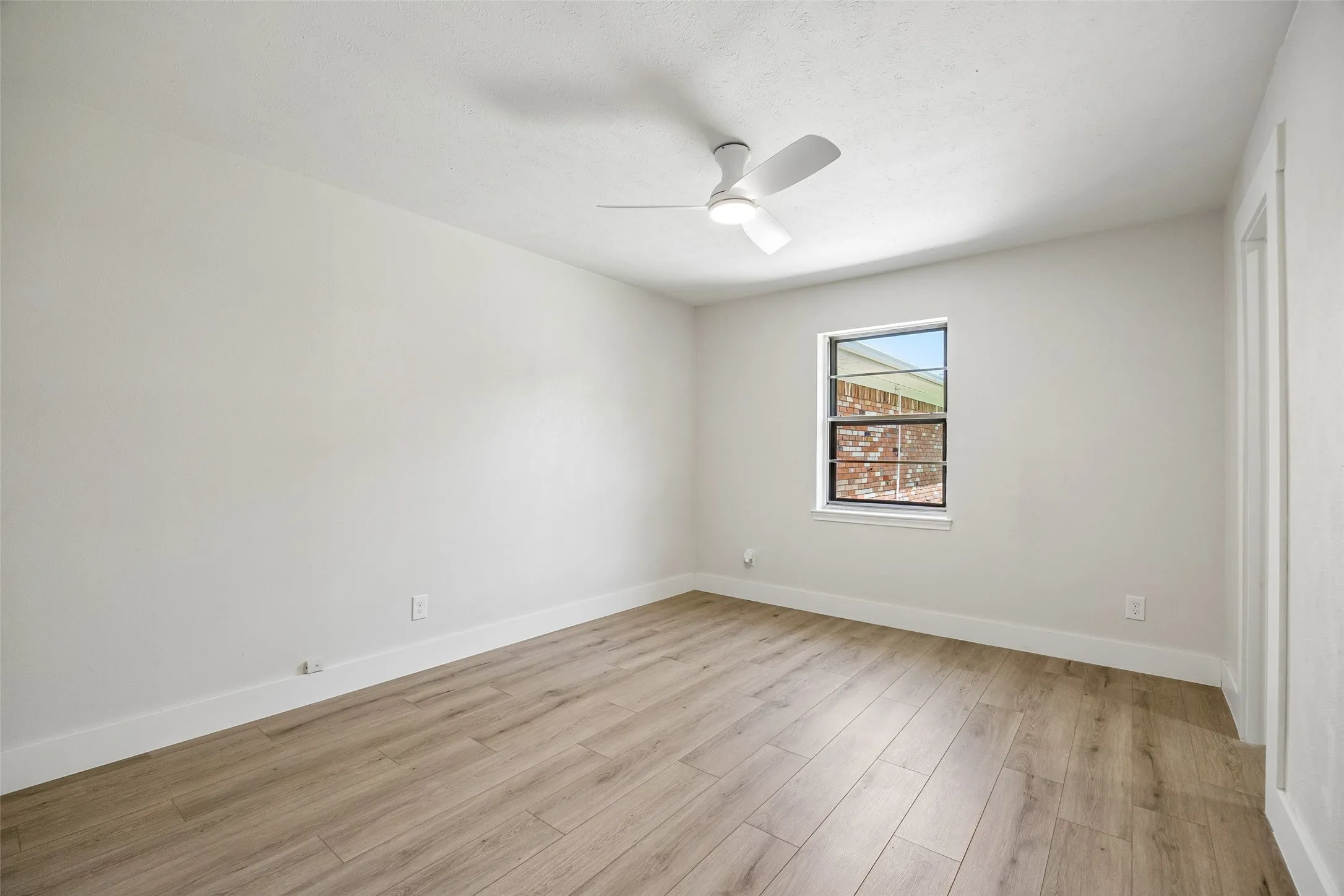 Single Family Residence For Sale in Dallas County , 6225 N Jim Miller Road, Dallas, Texas 75228, 3 Bedroom, 3 Bathroom, 2 Garage spaces, 1,806 Sqft, built in 1964, mls#21315283, Real Estate Agent in Dallas, Homes For Sale in Dallas county, Homes For Sale in Dallas, Realtor in Dallas Texas, Real Estate Brokerage Independent Realty Texas, Luminita Cordes Realtor