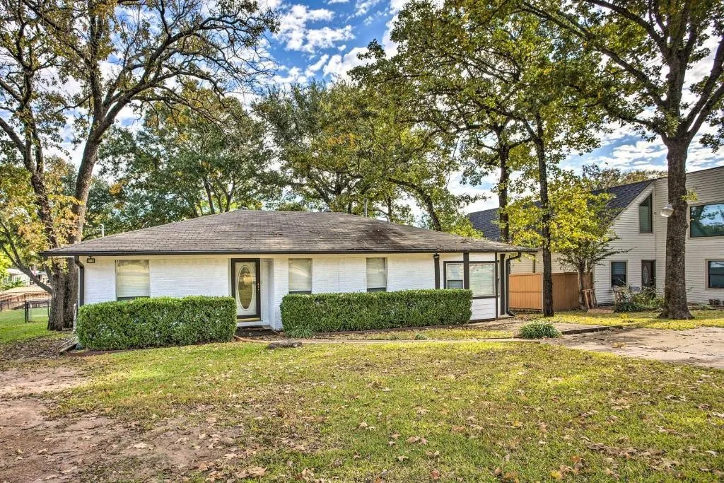 Single Family Residence For Sale in Henderson County , 108 Camino Robles Street, Gun Barrel City, Texas 75156, 4 Bedrooms, 2 Bathrooms, Garage spaces, 1,524 Sqft, built in 1972, Price $475,000, mls#21315748, Real Estate Agent in Gun Barrel City, Homes For Sale in Henderson county, Homes For Sale in Gun Barrel City, Realtor in Gun Barrel City Texas, Real Estate Brokerage Independent Realty Texas, Luminita Cordes Realtor