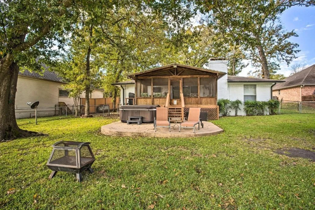 Single Family Residence For Sale in Henderson County , 108 Camino Robles Street, Gun Barrel City, Texas 75156, 4 Bedrooms, 2 Bathrooms, Garage spaces, 1,524 Sqft, built in 1972, Price $475,000, mls#21315748, Real Estate Agent in Gun Barrel City, Homes For Sale in Henderson county, Homes For Sale in Gun Barrel City, Realtor in Gun Barrel City Texas, Real Estate Brokerage Independent Realty Texas, Luminita Cordes Realtor