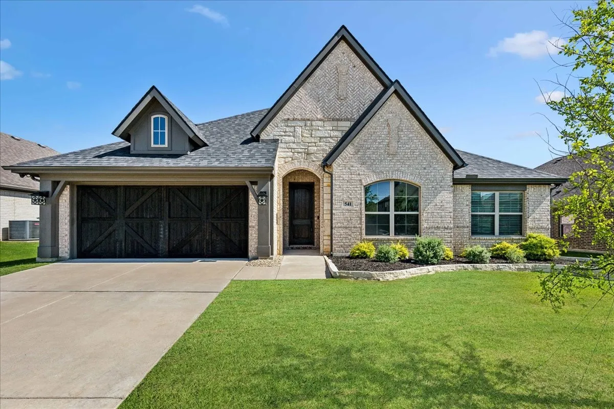 Single Family Residence For Sale in Ellis County , 541 Harvest Grove Drive, Waxahachie, Texas 75165, 3 Bedroom, 2 Bathroom, 2 Garage spaces, 2,295 Sqft, built in 2020, mls#21300893, Real Estate Agent in Waxahachie, Homes For Sale in Ellis county, Homes For Sale in Waxahachie, Realtor in Waxahachie Texas, Real Estate Brokerage Independent Realty Texas, Luminita Cordes Realtor