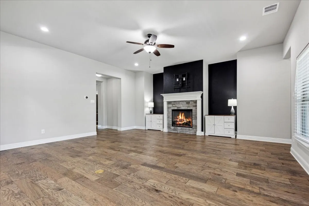 Single Family Residence For Sale in Ellis County , 541 Harvest Grove Drive, Waxahachie, Texas 75165, 3 Bedroom, 2 Bathroom, 2 Garage spaces, 2,295 Sqft, built in 2020, mls#21300893, Real Estate Agent in Waxahachie, Homes For Sale in Ellis county, Homes For Sale in Waxahachie, Realtor in Waxahachie Texas, Real Estate Brokerage Independent Realty Texas, Luminita Cordes Realtor