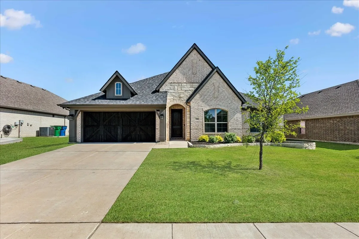 Single Family Residence For Sale in Ellis County , 541 Harvest Grove Drive, Waxahachie, Texas 75165, 3 Bedroom, 2 Bathroom, 2 Garage spaces, 2,295 Sqft, built in 2020, mls#21300893, Real Estate Agent in Waxahachie, Homes For Sale in Ellis county, Homes For Sale in Waxahachie, Realtor in Waxahachie Texas, Real Estate Brokerage Independent Realty Texas, Luminita Cordes Realtor