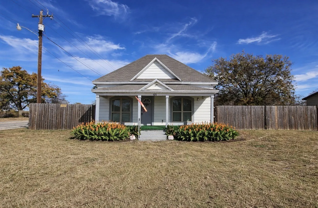 Single Family Residence For Sale in Clay County , 101 S Walnut Avenue, Petrolia, Texas 76377, 3 Bedroom, 2 Bathroom, Garage spaces, 1,264 Sqft, built in 1920, mls#21320090, Real Estate Agent in Petrolia, Homes For Sale in Clay county, Homes For Sale in Petrolia, Realtor in Petrolia Texas, Real Estate Brokerage Independent Realty Texas, Luminita Cordes Realtor