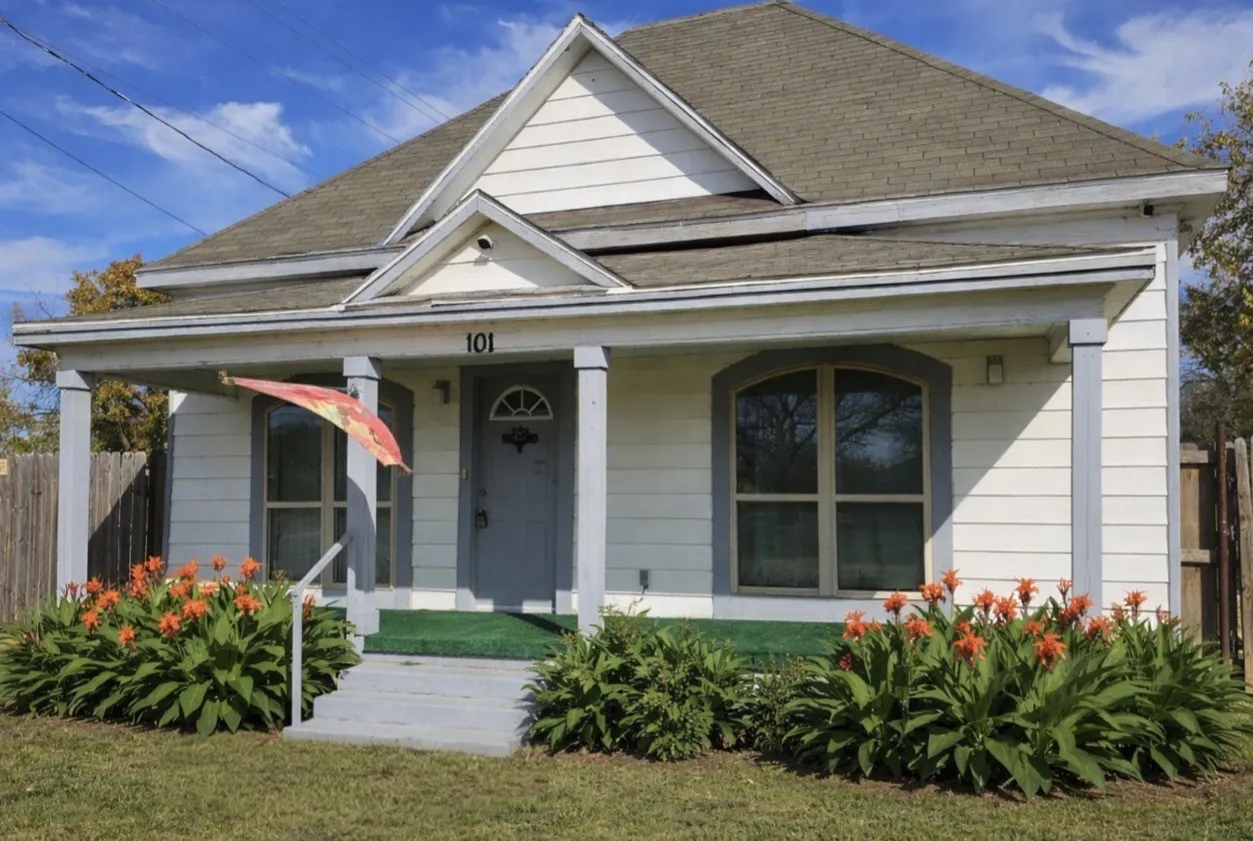 Single Family Residence For Sale in Clay County , 101 S Walnut Avenue, Petrolia, Texas 76377, 3 Bedroom, 2 Bathroom, Garage spaces, 1,264 Sqft, built in 1920, mls#21320090, Real Estate Agent in Petrolia, Homes For Sale in Clay county, Homes For Sale in Petrolia, Realtor in Petrolia Texas, Real Estate Brokerage Independent Realty Texas, Luminita Cordes Realtor