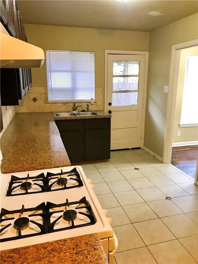 Duplex For Rent in Dallas County , 932 Harlandale Avenue 932, Dallas, Texas 75216, 2 Bedroom, 1 Bathroom, Garage spaces, 944 Sqft, built in 1953, mls#21319931, Real Estate Agent in Dallas, Homes For Rent in Dallas county, Homes For Rent in Dallas, Realtor in Dallas Texas, Real Estate Brokerage Independent Realty Texas, Luminita Cordes Realtor