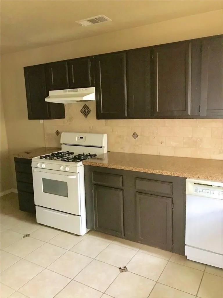Duplex For Rent in Dallas County , 932 Harlandale Avenue 932, Dallas, Texas 75216, 2 Bedroom, 1 Bathroom, Garage spaces, 944 Sqft, built in 1953, mls#21319931, Real Estate Agent in Dallas, Homes For Rent in Dallas county, Homes For Rent in Dallas, Realtor in Dallas Texas, Real Estate Brokerage Independent Realty Texas, Luminita Cordes Realtor