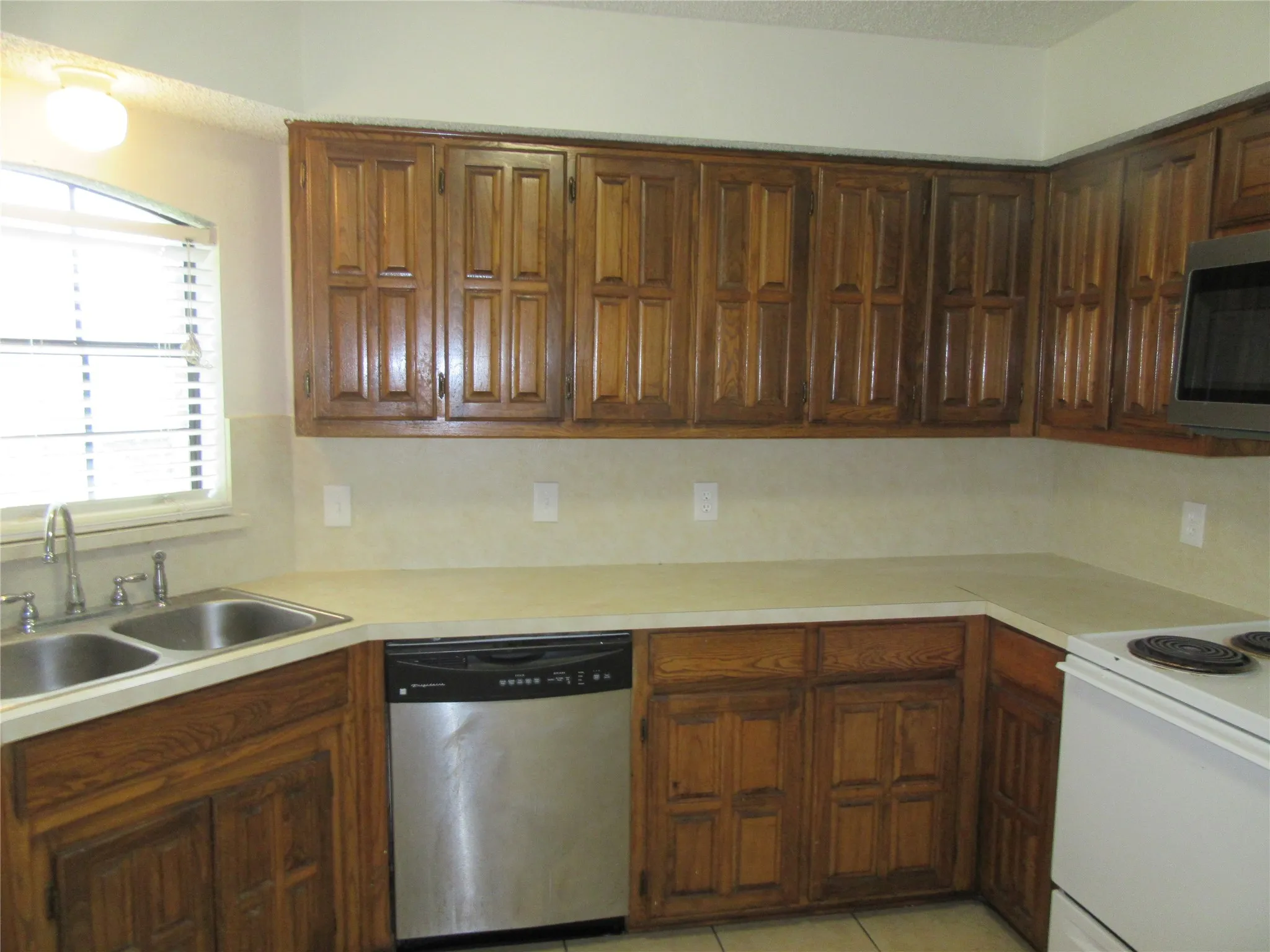 Single Family Residence For Rent in Collin County , 1428 Camelia Drive, Plano, Texas 75074, 3 Bedroom, 2 Bathroom, 2 Garage spaces, 1,329 Sqft, built in 1982, mls#21320097, Real Estate Agent in Plano, Homes For Rent in Collin county, Homes For Rent in Plano, Realtor in Plano Texas, Real Estate Brokerage Independent Realty Texas, Luminita Cordes Realtor