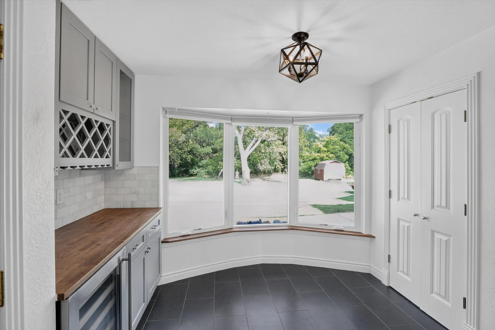 Single Family Residence For Sale in Dallas County , 1438 Vicki Lane, Cedar Hill, Texas 75104, 3 Bedroom, 2 Bathroom, 2 Garage spaces, 2,068 Sqft, built in 1967, mls#21318603, Real Estate Agent in Cedar Hill, Homes For Sale in Dallas county, Homes For Sale in Cedar Hill, Realtor in Cedar Hill Texas, Real Estate Brokerage Independent Realty Texas, Luminita Cordes Realtor