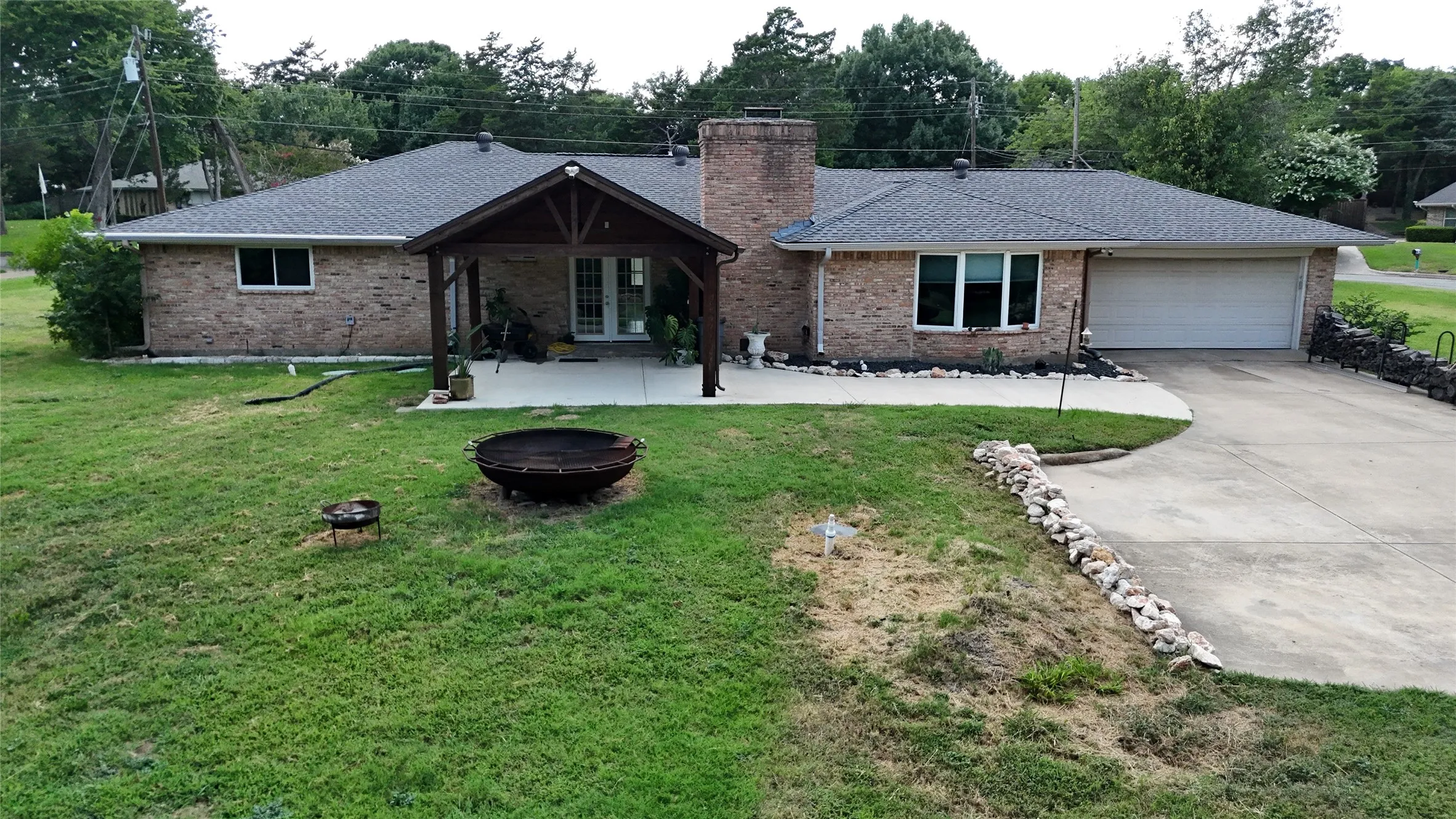 Single Family Residence For Sale in Dallas County , 1438 Vicki Lane, Cedar Hill, Texas 75104, 3 Bedroom, 2 Bathroom, 2 Garage spaces, 2,068 Sqft, built in 1967, mls#21318603, Real Estate Agent in Cedar Hill, Homes For Sale in Dallas county, Homes For Sale in Cedar Hill, Realtor in Cedar Hill Texas, Real Estate Brokerage Independent Realty Texas, Luminita Cordes Realtor