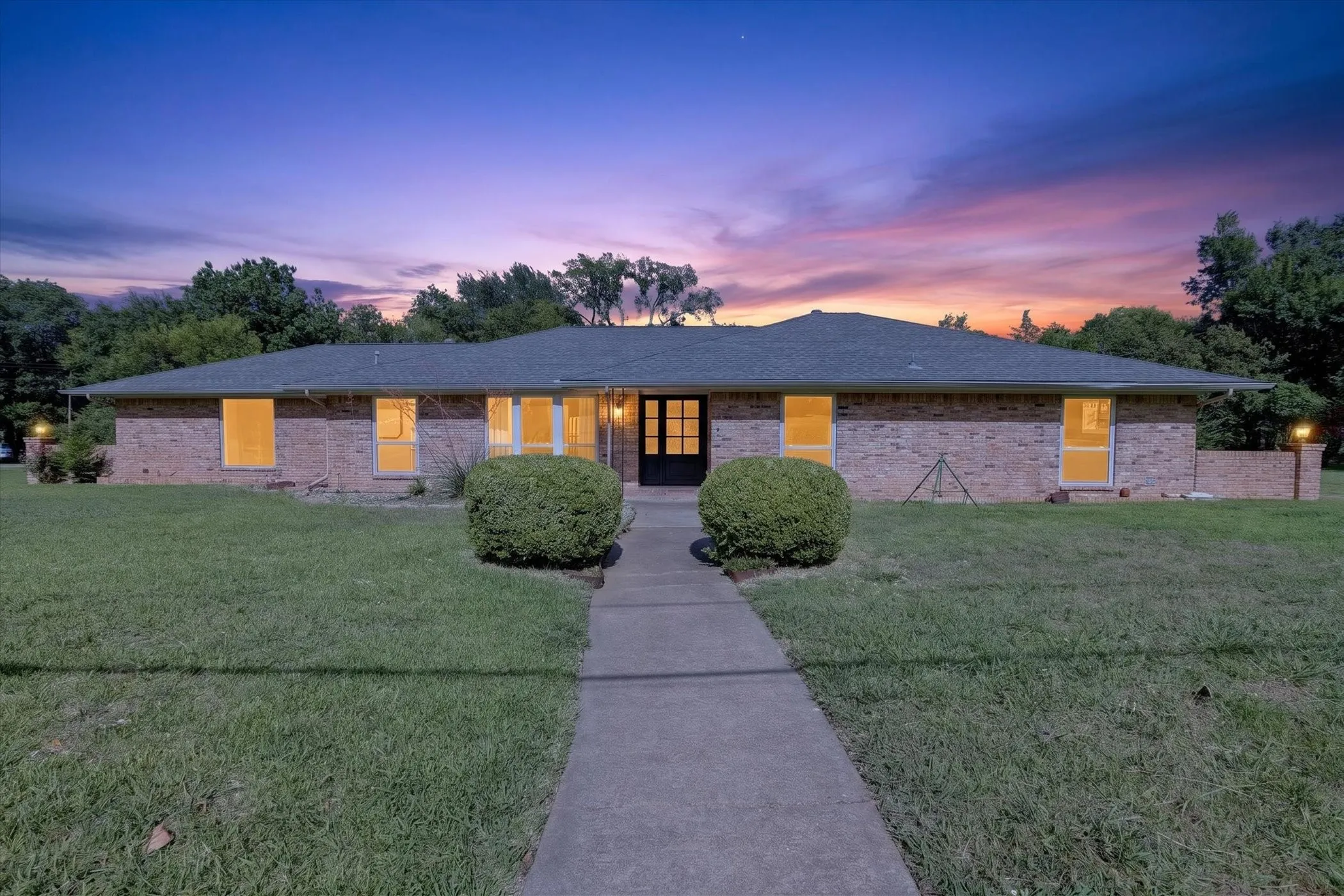 Single Family Residence For Sale in Dallas County , 1438 Vicki Lane, Cedar Hill, Texas 75104, 3 Bedroom, 2 Bathroom, 2 Garage spaces, 2,068 Sqft, built in 1967, mls#21318603, Real Estate Agent in Cedar Hill, Homes For Sale in Dallas county, Homes For Sale in Cedar Hill, Realtor in Cedar Hill Texas, Real Estate Brokerage Independent Realty Texas, Luminita Cordes Realtor
