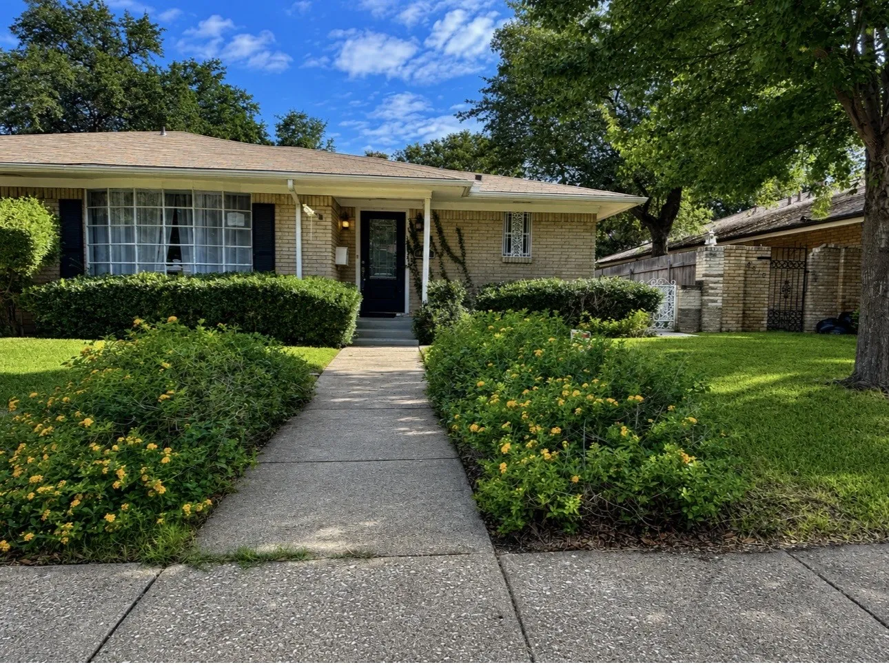 Single Family Residence For Sale in Dallas County , 9022 Villa Park Circle, Dallas, Texas 75225, 3 Bedroom, 2 Bathroom, 2 Garage spaces, 1,678 Sqft, built in 1966, mls#21315578, Real Estate Agent in Dallas, Homes For Sale in Dallas county, Homes For Sale in Dallas, Realtor in Dallas Texas, Real Estate Brokerage Independent Realty Texas, Luminita Cordes Realtor