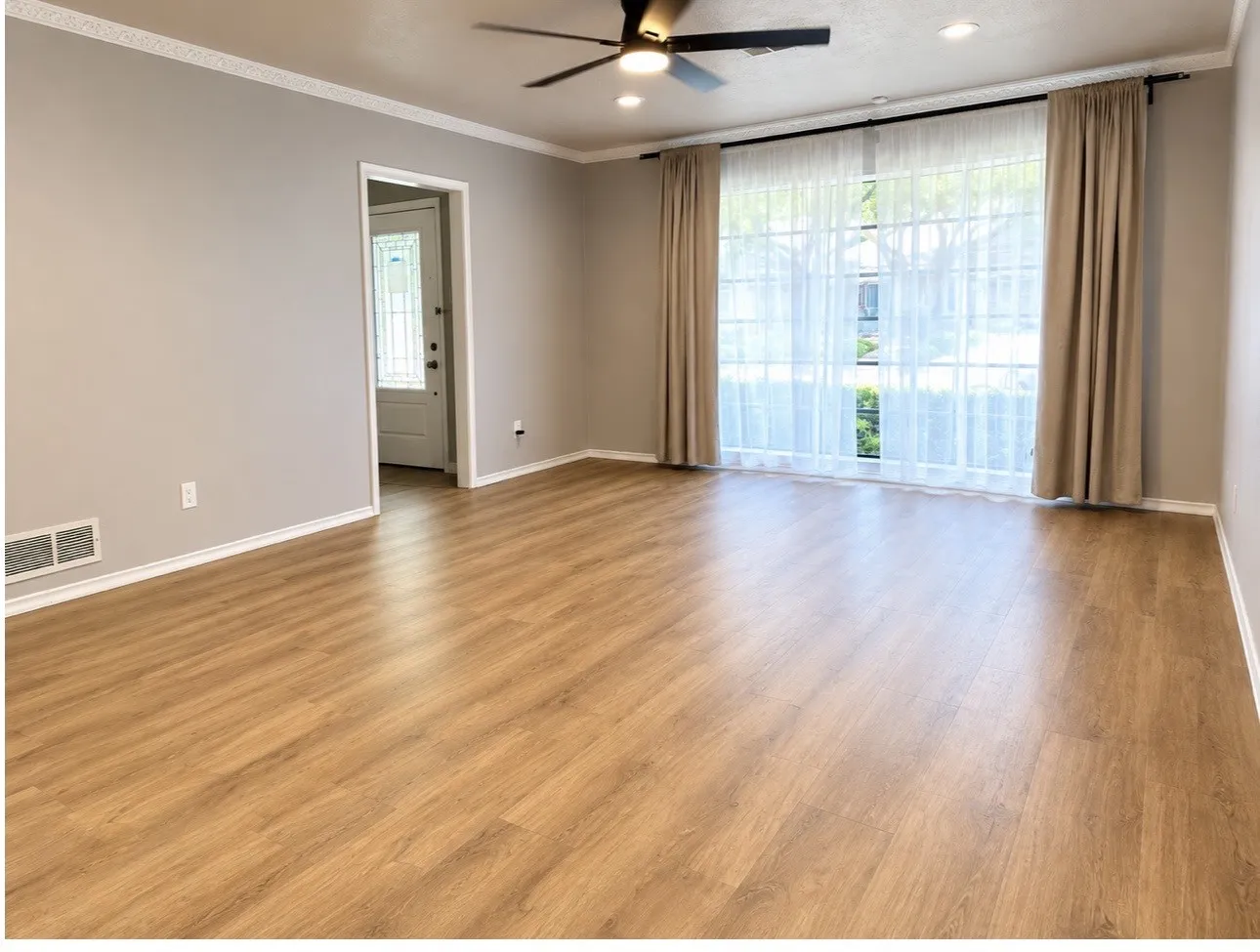 Single Family Residence For Sale in Dallas County , 9022 Villa Park Circle, Dallas, Texas 75225, 3 Bedroom, 2 Bathroom, 2 Garage spaces, 1,678 Sqft, built in 1966, mls#21315578, Real Estate Agent in Dallas, Homes For Sale in Dallas county, Homes For Sale in Dallas, Realtor in Dallas Texas, Real Estate Brokerage Independent Realty Texas, Luminita Cordes Realtor