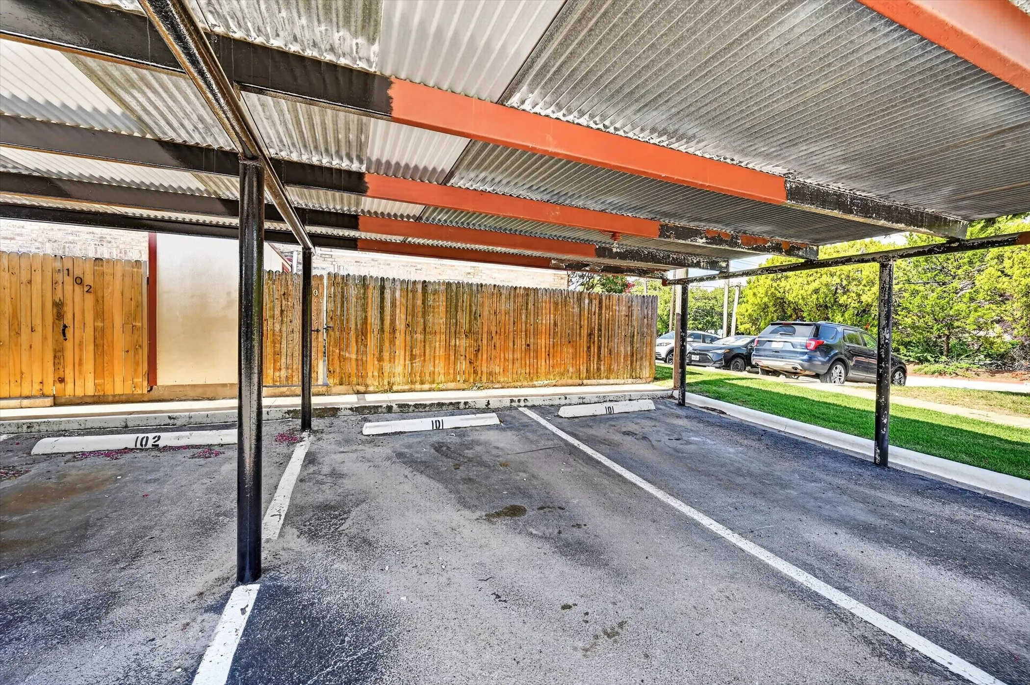 Condominium For Sale in Dallas County , 1801 E Grauwyler Road 101, Irving, Texas 75061, 3 Bedroom, 3 Bathroom, Garage spaces, 1,552 Sqft, built in 1970, mls#21320036, Real Estate Agent in Irving, Homes For Sale in Dallas county, Homes For Sale in Irving, Realtor in Irving Texas, Real Estate Brokerage Independent Realty Texas, Luminita Cordes Realtor