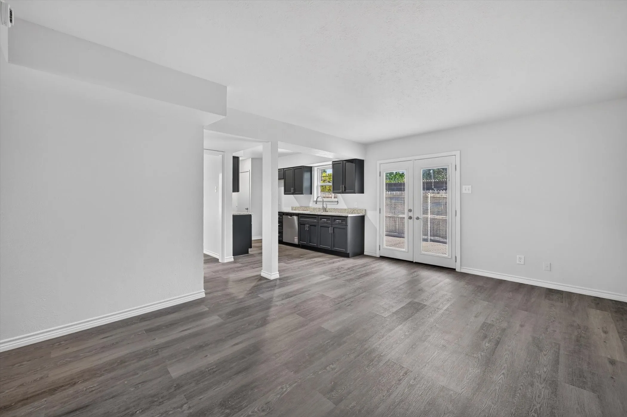 Condominium For Sale in Dallas County , 1801 E Grauwyler Road 101, Irving, Texas 75061, 3 Bedroom, 3 Bathroom, Garage spaces, 1,552 Sqft, built in 1970, mls#21320036, Real Estate Agent in Irving, Homes For Sale in Dallas county, Homes For Sale in Irving, Realtor in Irving Texas, Real Estate Brokerage Independent Realty Texas, Luminita Cordes Realtor