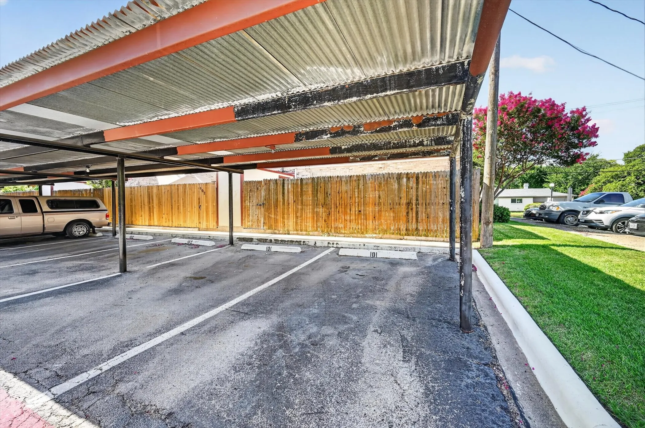 Condominium For Sale in Dallas County , 1801 E Grauwyler Road 101, Irving, Texas 75061, 3 Bedroom, 3 Bathroom, Garage spaces, 1,552 Sqft, built in 1970, mls#21320036, Real Estate Agent in Irving, Homes For Sale in Dallas county, Homes For Sale in Irving, Realtor in Irving Texas, Real Estate Brokerage Independent Realty Texas, Luminita Cordes Realtor