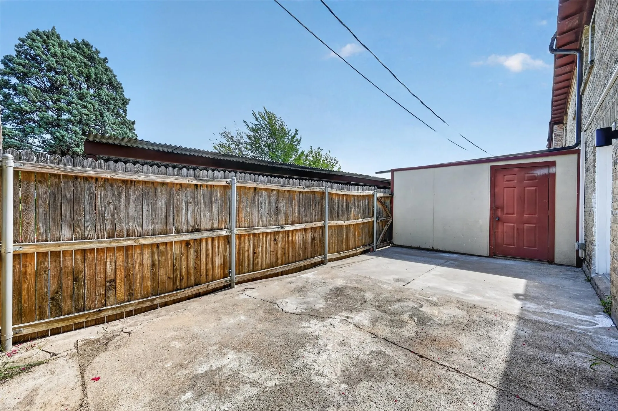 Condominium For Sale in Dallas County , 1801 E Grauwyler Road 101, Irving, Texas 75061, 3 Bedroom, 3 Bathroom, Garage spaces, 1,552 Sqft, built in 1970, mls#21320036, Real Estate Agent in Irving, Homes For Sale in Dallas county, Homes For Sale in Irving, Realtor in Irving Texas, Real Estate Brokerage Independent Realty Texas, Luminita Cordes Realtor