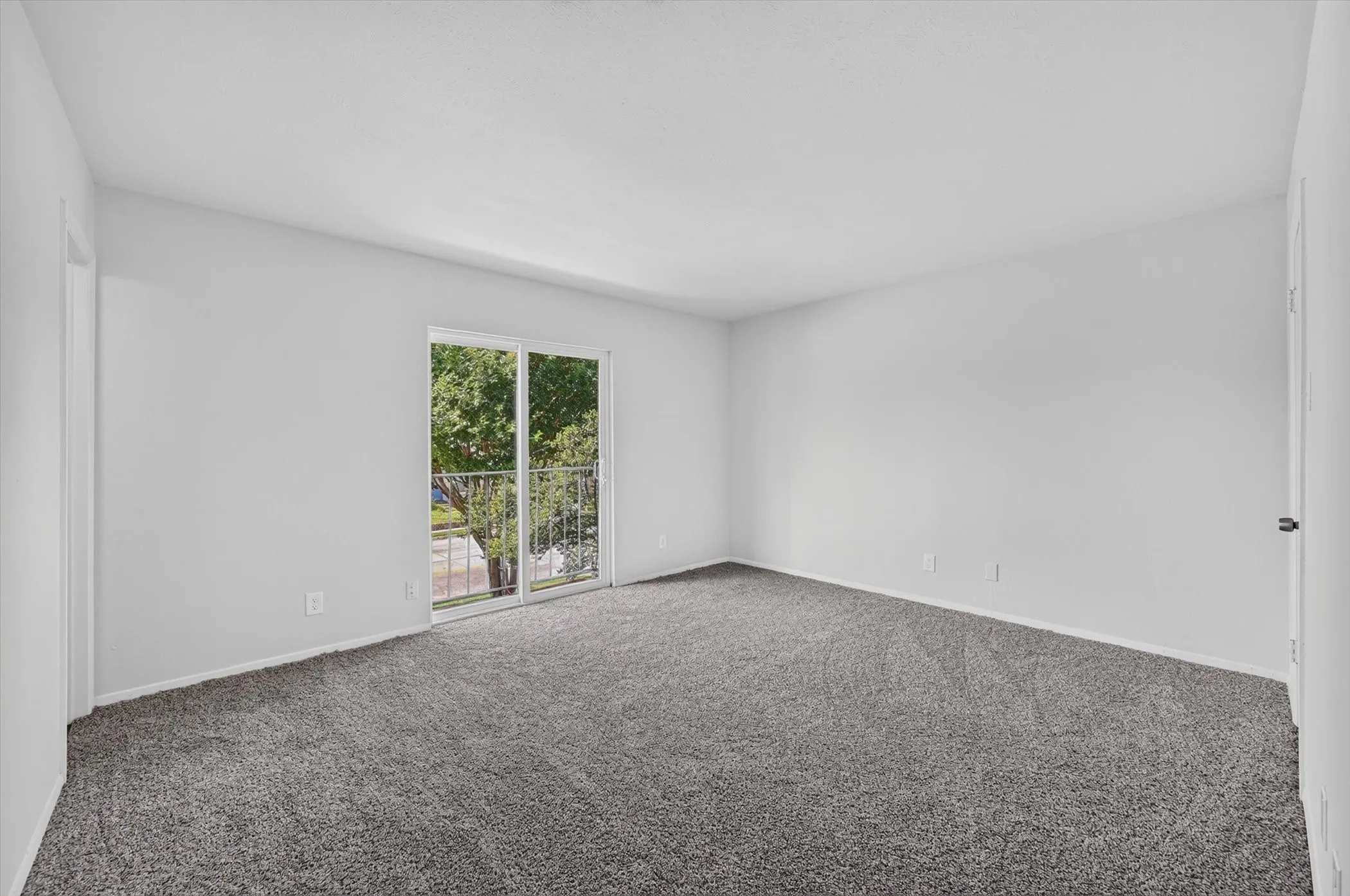 Condominium For Sale in Dallas County , 1801 E Grauwyler Road 101, Irving, Texas 75061, 3 Bedroom, 3 Bathroom, Garage spaces, 1,552 Sqft, built in 1970, mls#21320036, Real Estate Agent in Irving, Homes For Sale in Dallas county, Homes For Sale in Irving, Realtor in Irving Texas, Real Estate Brokerage Independent Realty Texas, Luminita Cordes Realtor