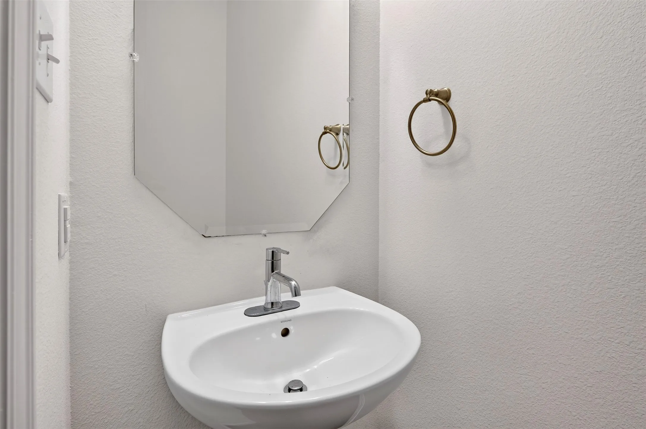 Condominium For Rent in Dallas County , 4354 Hebron Street, Irving, Texas 75061, 3 Bedroom, 3 Bathroom, 2 Garage spaces, 1,883 Sqft, built in 2020, mls#21319871, Real Estate Agent in Irving, Homes For Rent in Dallas county, Homes For Rent in Irving, Realtor in Irving Texas, Real Estate Brokerage Independent Realty Texas, Luminita Cordes Realtor