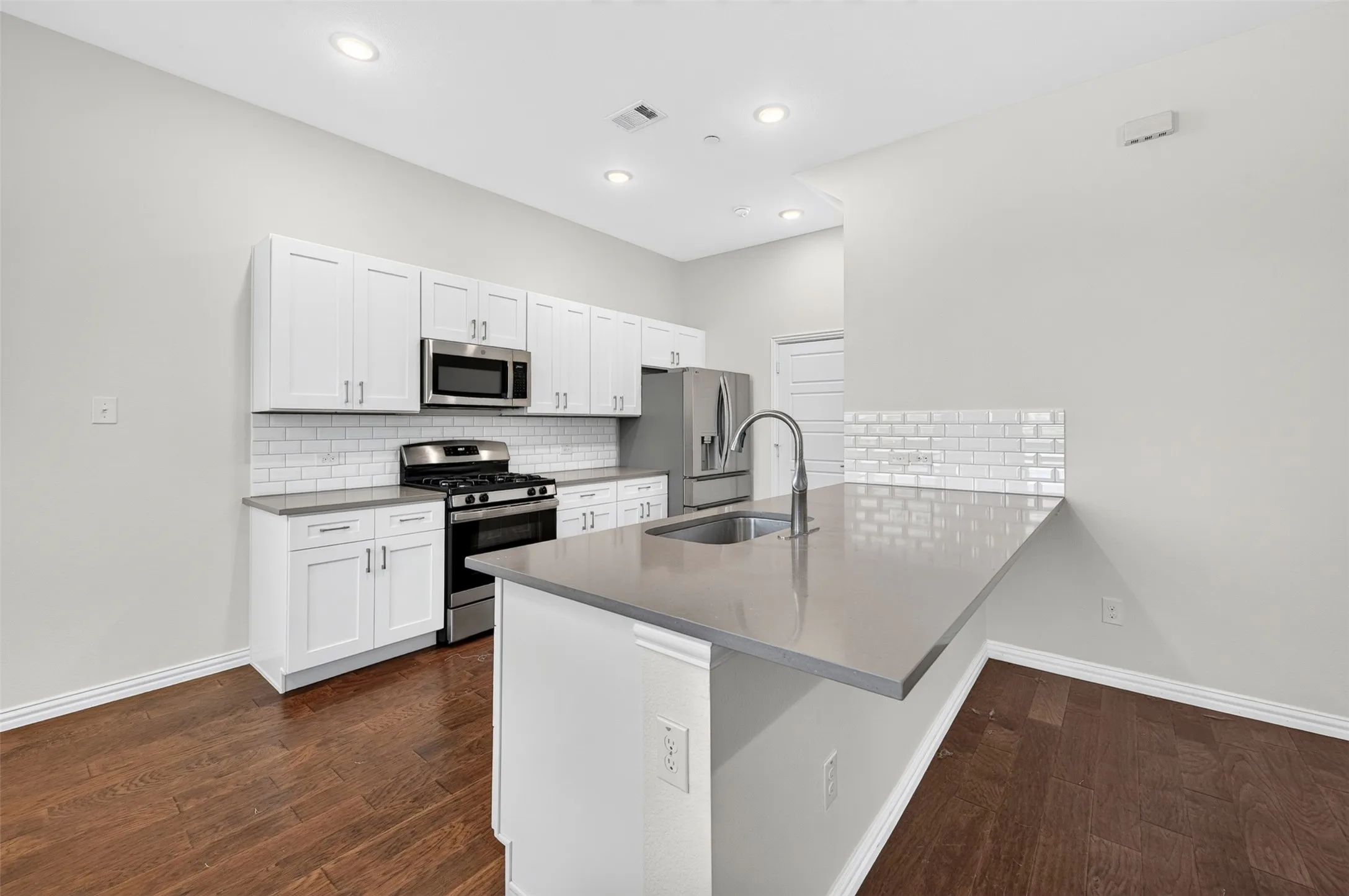 Condominium For Rent in Dallas County , 4354 Hebron Street, Irving, Texas 75061, 3 Bedroom, 3 Bathroom, 2 Garage spaces, 1,883 Sqft, built in 2020, mls#21319871, Real Estate Agent in Irving, Homes For Rent in Dallas county, Homes For Rent in Irving, Realtor in Irving Texas, Real Estate Brokerage Independent Realty Texas, Luminita Cordes Realtor