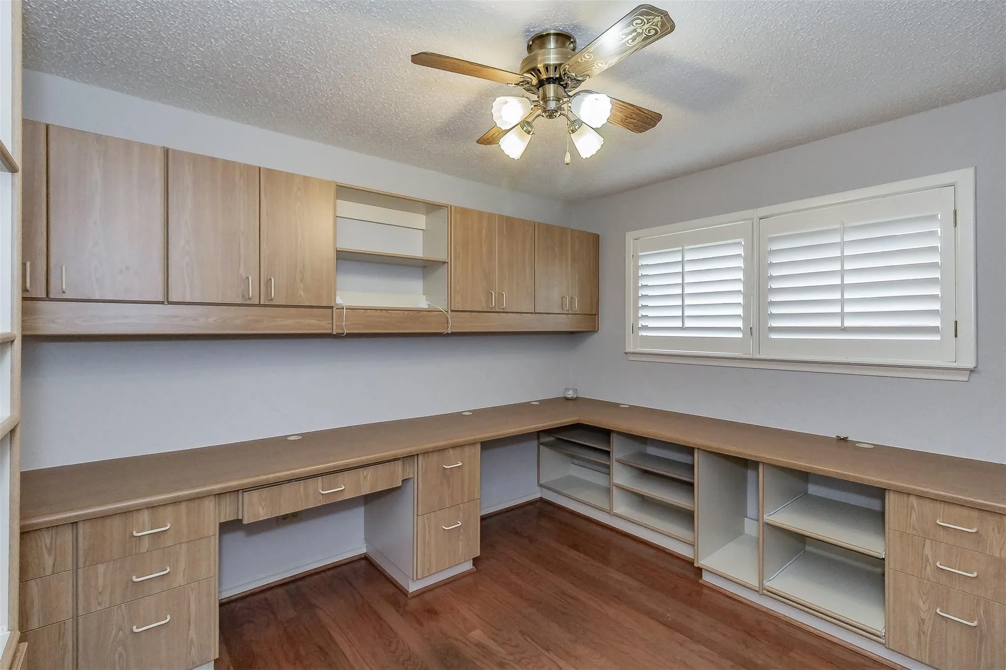 Single Family Residence For Sale in Dallas County , 2604 Twinpost Court, Irving, Texas 75062, 4 Bedroom, 2 Bathroom, 2 Garage spaces, 2,159 Sqft, built in 1973, mls#21320151, Real Estate Agent in Irving, Homes For Sale in Dallas county, Homes For Sale in Irving, Realtor in Irving Texas, Real Estate Brokerage Independent Realty Texas, Luminita Cordes Realtor