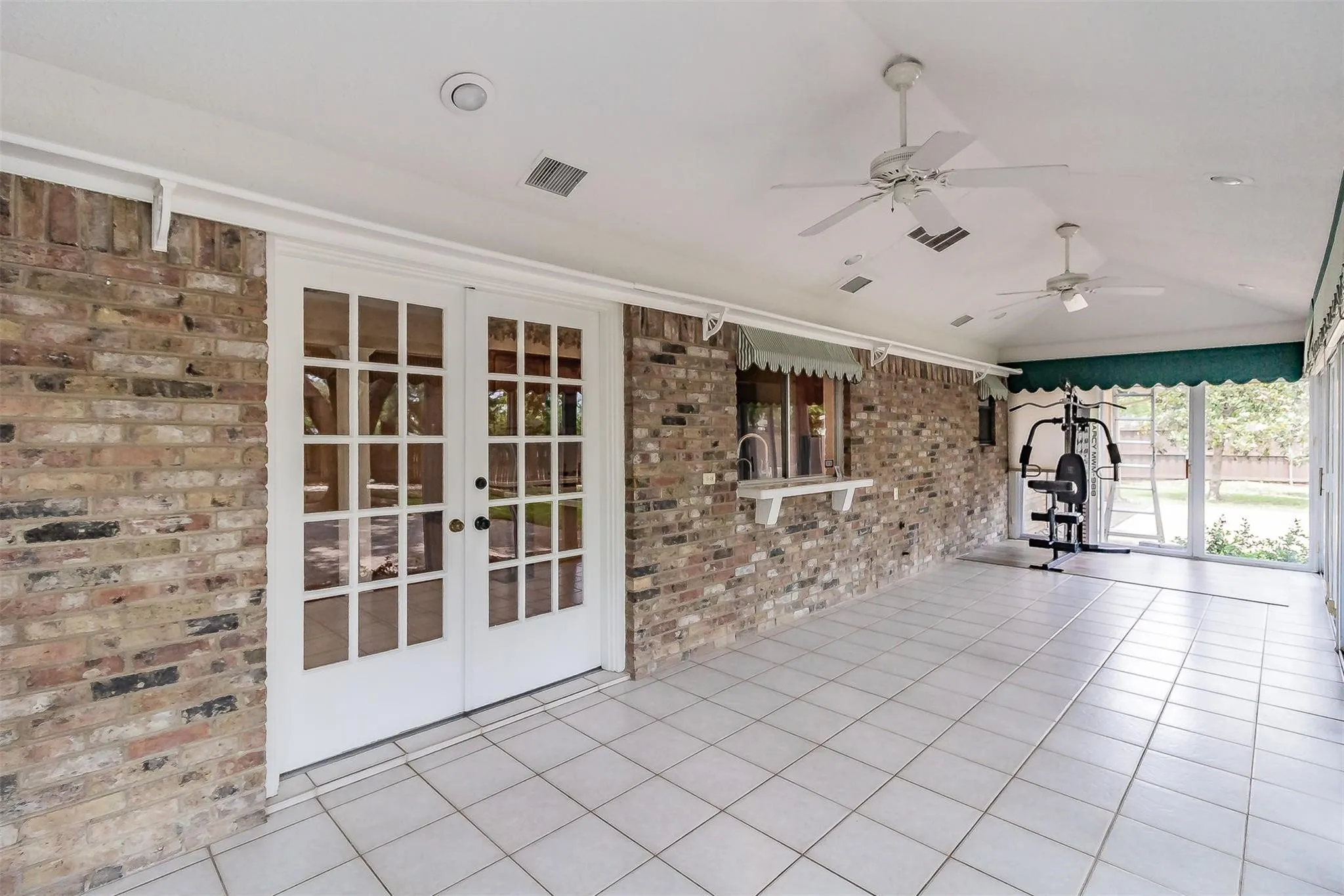 Single Family Residence For Sale in Dallas County , 2604 Twinpost Court, Irving, Texas 75062, 4 Bedroom, 2 Bathroom, 2 Garage spaces, 2,159 Sqft, built in 1973, mls#21320151, Real Estate Agent in Irving, Homes For Sale in Dallas county, Homes For Sale in Irving, Realtor in Irving Texas, Real Estate Brokerage Independent Realty Texas, Luminita Cordes Realtor