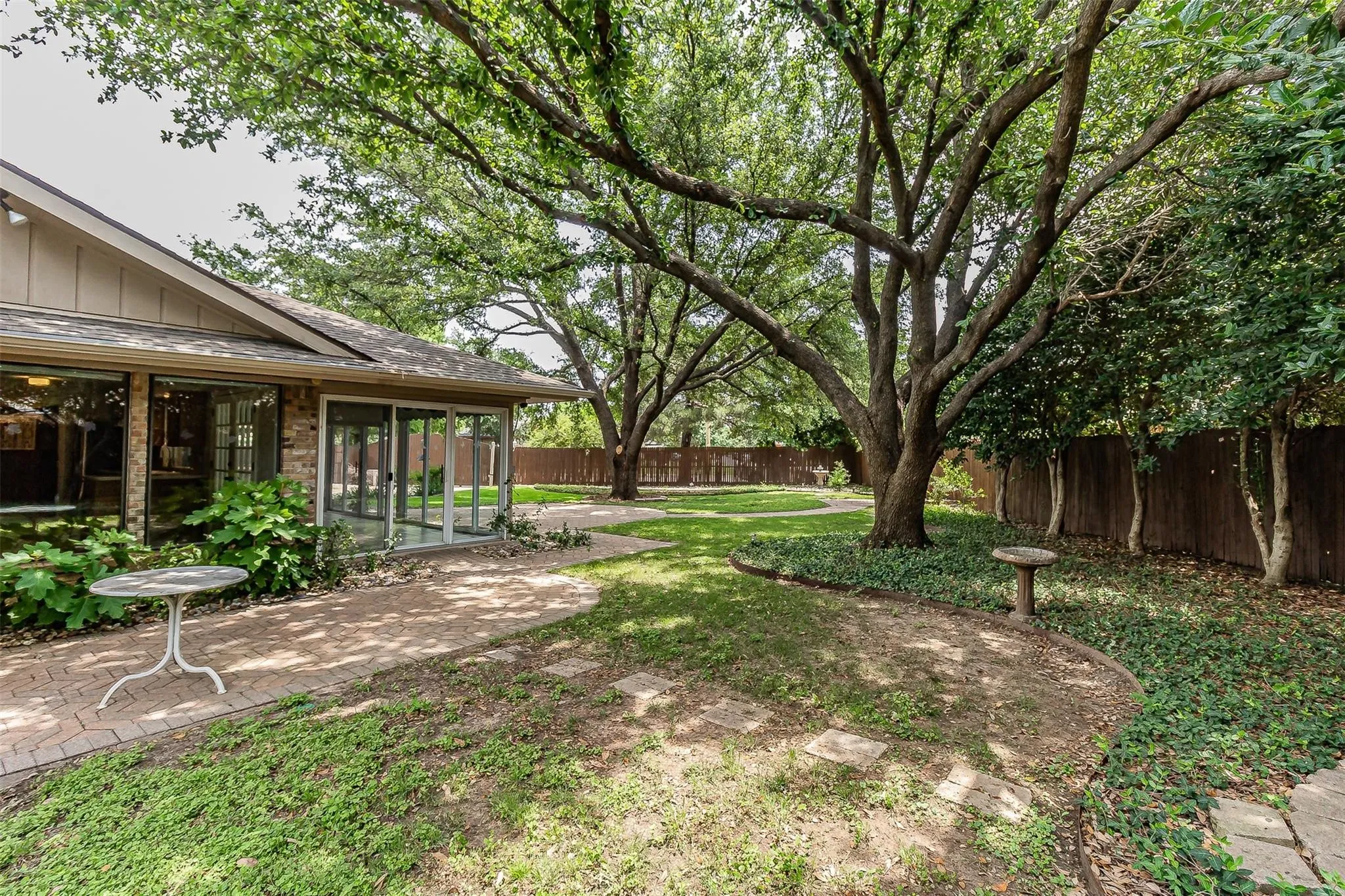 Single Family Residence For Sale in Dallas County , 2604 Twinpost Court, Irving, Texas 75062, 4 Bedroom, 2 Bathroom, 2 Garage spaces, 2,159 Sqft, built in 1973, mls#21320151, Real Estate Agent in Irving, Homes For Sale in Dallas county, Homes For Sale in Irving, Realtor in Irving Texas, Real Estate Brokerage Independent Realty Texas, Luminita Cordes Realtor