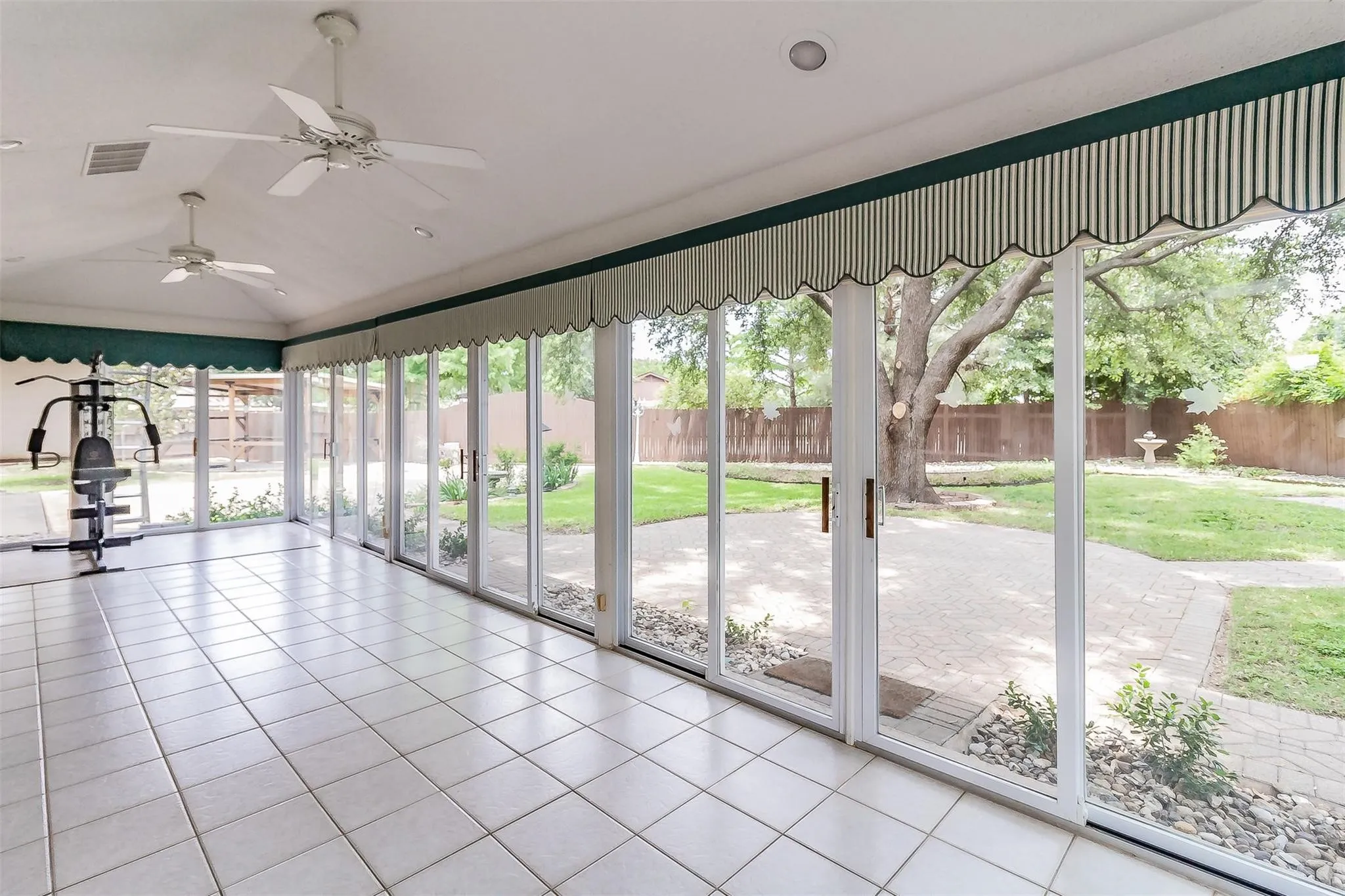 Single Family Residence For Sale in Dallas County , 2604 Twinpost Court, Irving, Texas 75062, 4 Bedroom, 2 Bathroom, 2 Garage spaces, 2,159 Sqft, built in 1973, mls#21320151, Real Estate Agent in Irving, Homes For Sale in Dallas county, Homes For Sale in Irving, Realtor in Irving Texas, Real Estate Brokerage Independent Realty Texas, Luminita Cordes Realtor