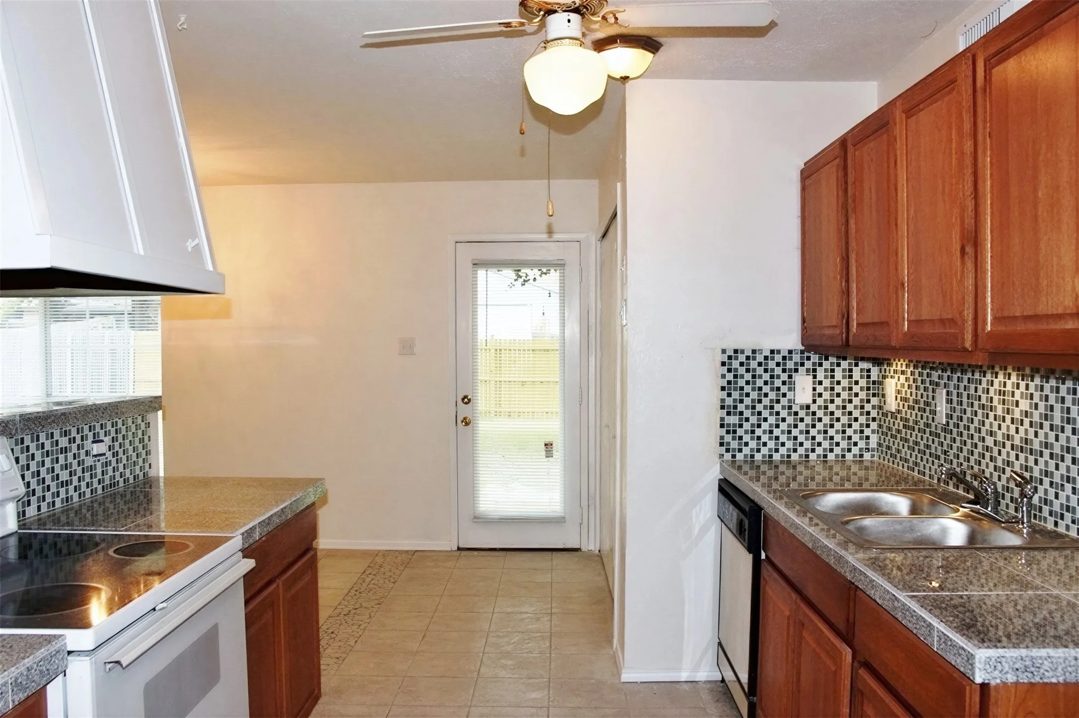 Single Family Residence For Rent in Dallas County , 1533 Santa Fe Trail, Grand Prairie, Texas 75052, 3 Bedroom, 2 Bathroom, 2 Garage spaces, 1,449 Sqft, built in 1978, mls#21320154, Real Estate Agent in Grand Prairie, Homes For Rent in Dallas county, Homes For Rent in Grand Prairie, Realtor in Grand Prairie Texas, Real Estate Brokerage Independent Realty Texas, Luminita Cordes Realtor