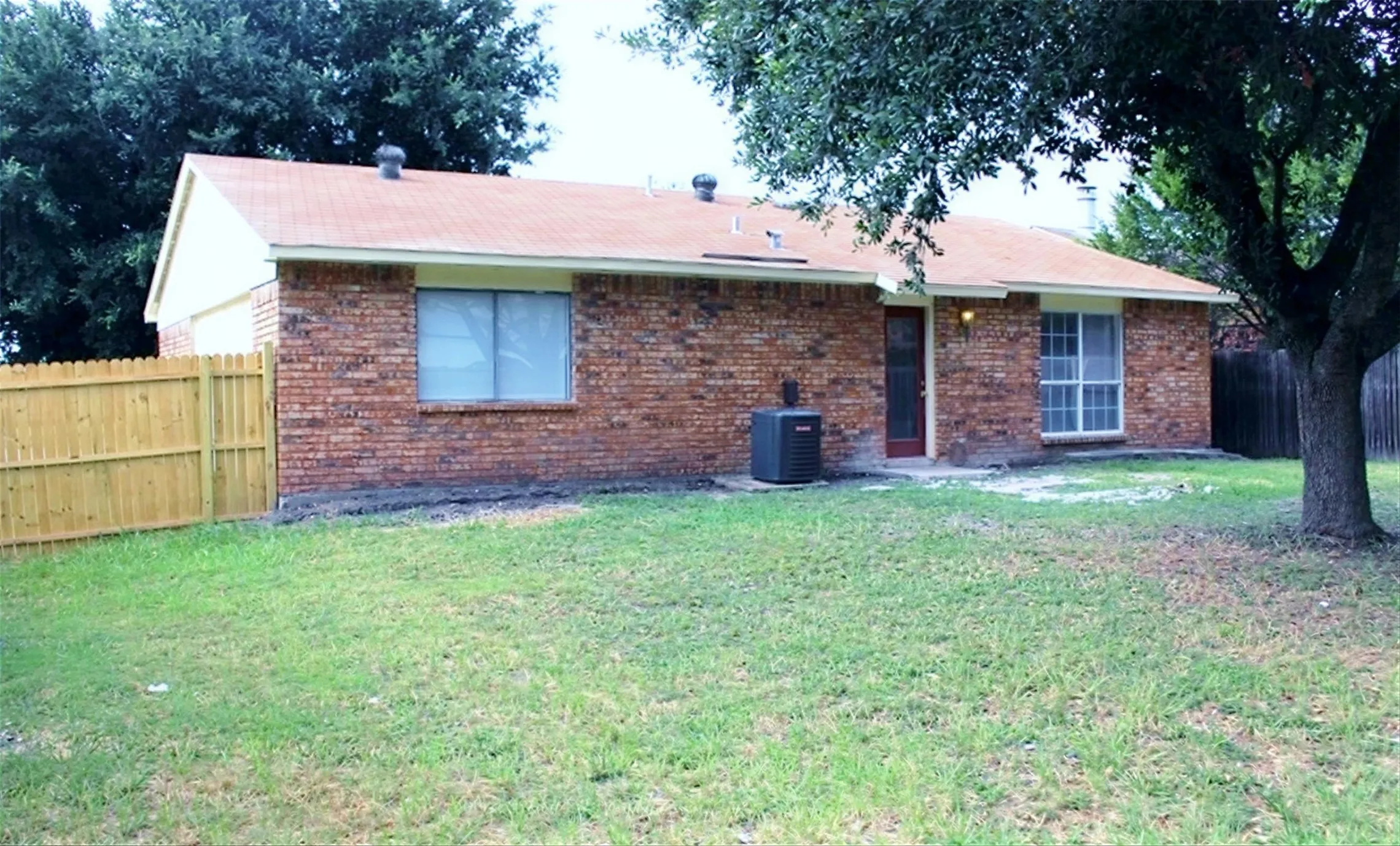 Single Family Residence For Rent in Dallas County , 1533 Santa Fe Trail, Grand Prairie, Texas 75052, 3 Bedroom, 2 Bathroom, 2 Garage spaces, 1,449 Sqft, built in 1978, mls#21320154, Real Estate Agent in Grand Prairie, Homes For Rent in Dallas county, Homes For Rent in Grand Prairie, Realtor in Grand Prairie Texas, Real Estate Brokerage Independent Realty Texas, Luminita Cordes Realtor