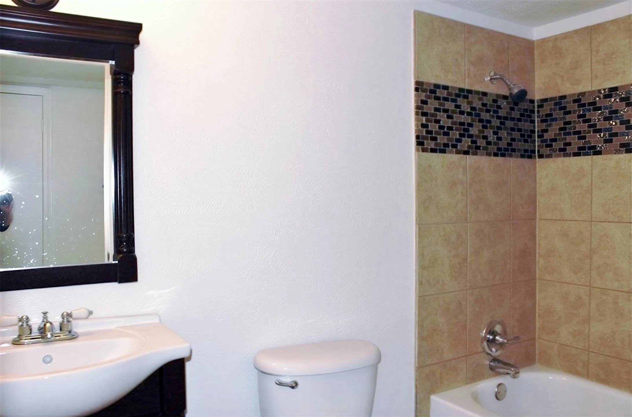 Single Family Residence For Rent in Dallas County , 1533 Santa Fe Trail, Grand Prairie, Texas 75052, 3 Bedroom, 2 Bathroom, 2 Garage spaces, 1,449 Sqft, built in 1978, mls#21320154, Real Estate Agent in Grand Prairie, Homes For Rent in Dallas county, Homes For Rent in Grand Prairie, Realtor in Grand Prairie Texas, Real Estate Brokerage Independent Realty Texas, Luminita Cordes Realtor