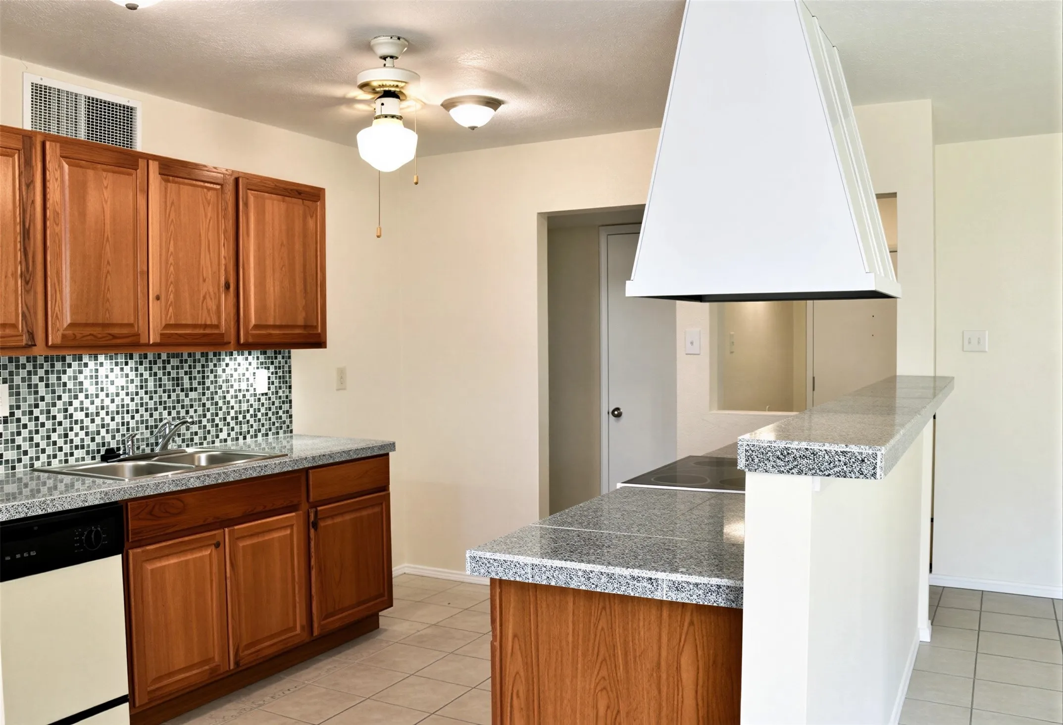 Single Family Residence For Rent in Dallas County , 1533 Santa Fe Trail, Grand Prairie, Texas 75052, 3 Bedroom, 2 Bathroom, 2 Garage spaces, 1,449 Sqft, built in 1978, mls#21320154, Real Estate Agent in Grand Prairie, Homes For Rent in Dallas county, Homes For Rent in Grand Prairie, Realtor in Grand Prairie Texas, Real Estate Brokerage Independent Realty Texas, Luminita Cordes Realtor