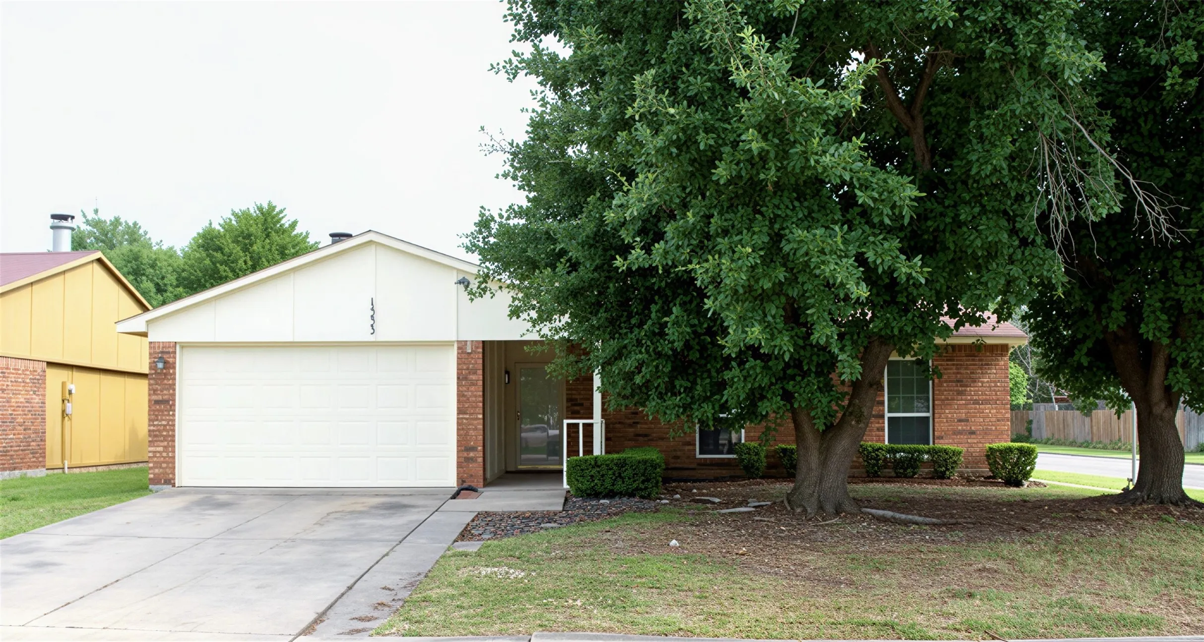 Single Family Residence For Rent in Dallas County , 1533 Santa Fe Trail, Grand Prairie, Texas 75052, 3 Bedroom, 2 Bathroom, 2 Garage spaces, 1,449 Sqft, built in 1978, mls#21320154, Real Estate Agent in Grand Prairie, Homes For Rent in Dallas county, Homes For Rent in Grand Prairie, Realtor in Grand Prairie Texas, Real Estate Brokerage Independent Realty Texas, Luminita Cordes Realtor