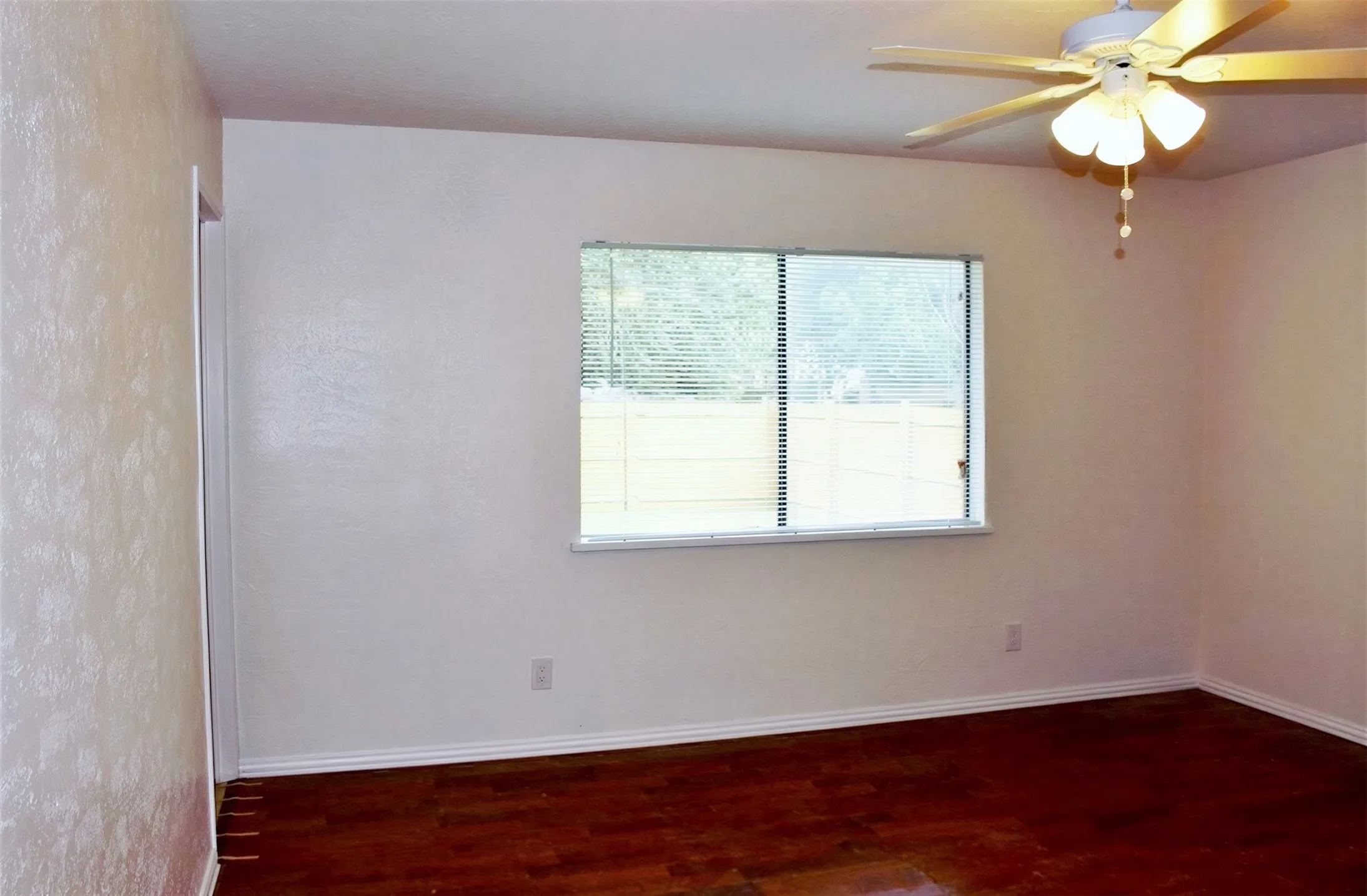 Single Family Residence For Rent in Dallas County , 1533 Santa Fe Trail, Grand Prairie, Texas 75052, 3 Bedroom, 2 Bathroom, 2 Garage spaces, 1,449 Sqft, built in 1978, mls#21320154, Real Estate Agent in Grand Prairie, Homes For Rent in Dallas county, Homes For Rent in Grand Prairie, Realtor in Grand Prairie Texas, Real Estate Brokerage Independent Realty Texas, Luminita Cordes Realtor