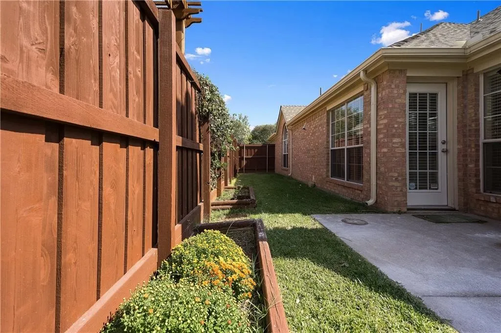 Single Family Residence For Rent in Collin County , 6701 Candlecreek Lane, Plano, Texas 75024, 4 Bedroom, 2 Bathroom, 2 Garage spaces, 2,030 Sqft, built in 1996, mls#21319883, Real Estate Agent in Plano, Homes For Rent in Collin county, Homes For Rent in Plano, Realtor in Plano Texas, Real Estate Brokerage Independent Realty Texas, Luminita Cordes Realtor