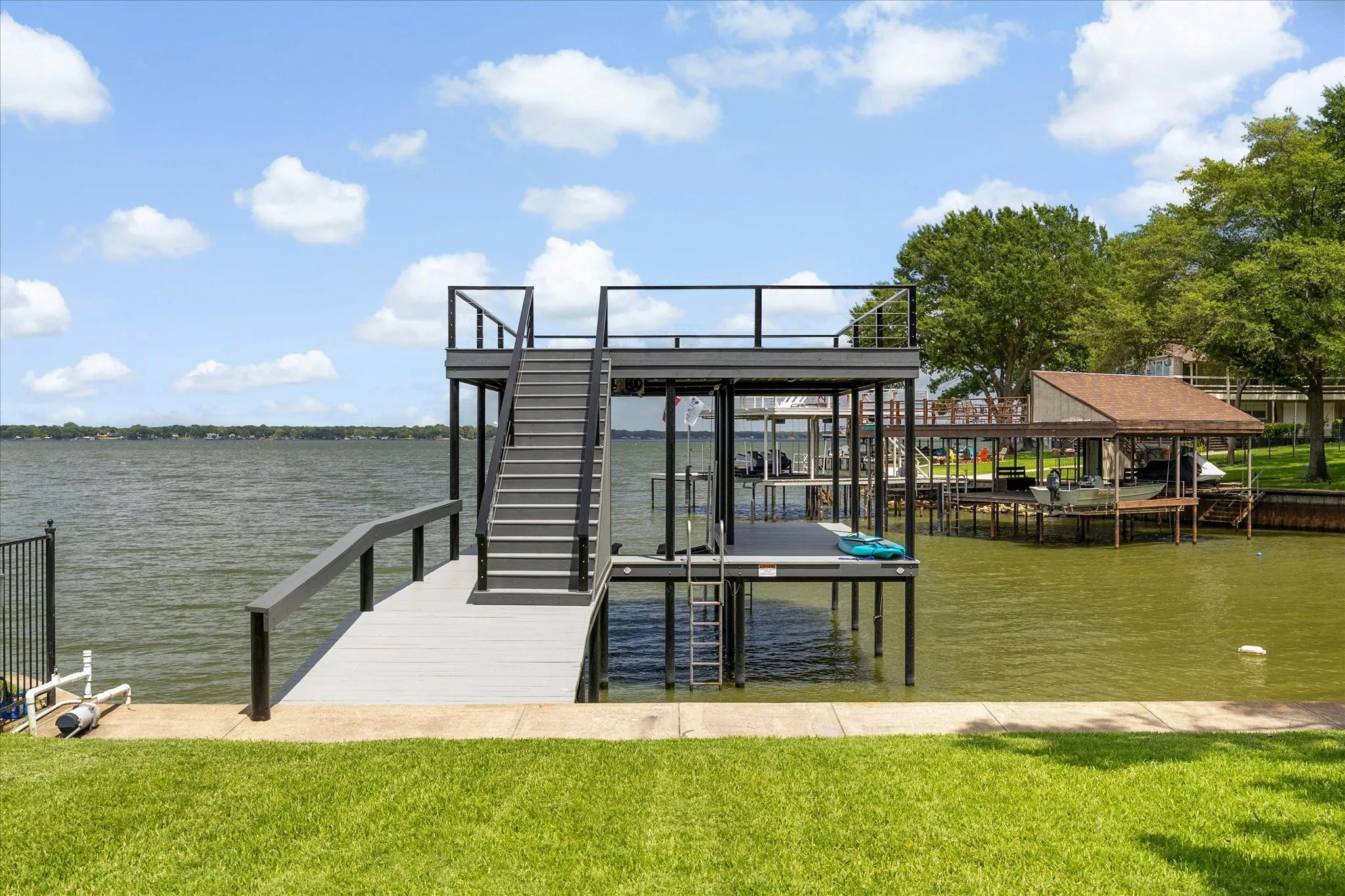 Single Family Residence For Sale in Henderson County , 524 Sampan Drive, Tool, Texas 75143, 2 Bedroom, 2 Bathroom, 2 Garage spaces, 1,643 Sqft, built in 1984, mls#21320186, Real Estate Agent in Tool, Homes For Sale in Henderson county, Homes For Sale in Tool, Realtor in Tool Texas, Real Estate Brokerage Independent Realty Texas, Luminita Cordes Realtor