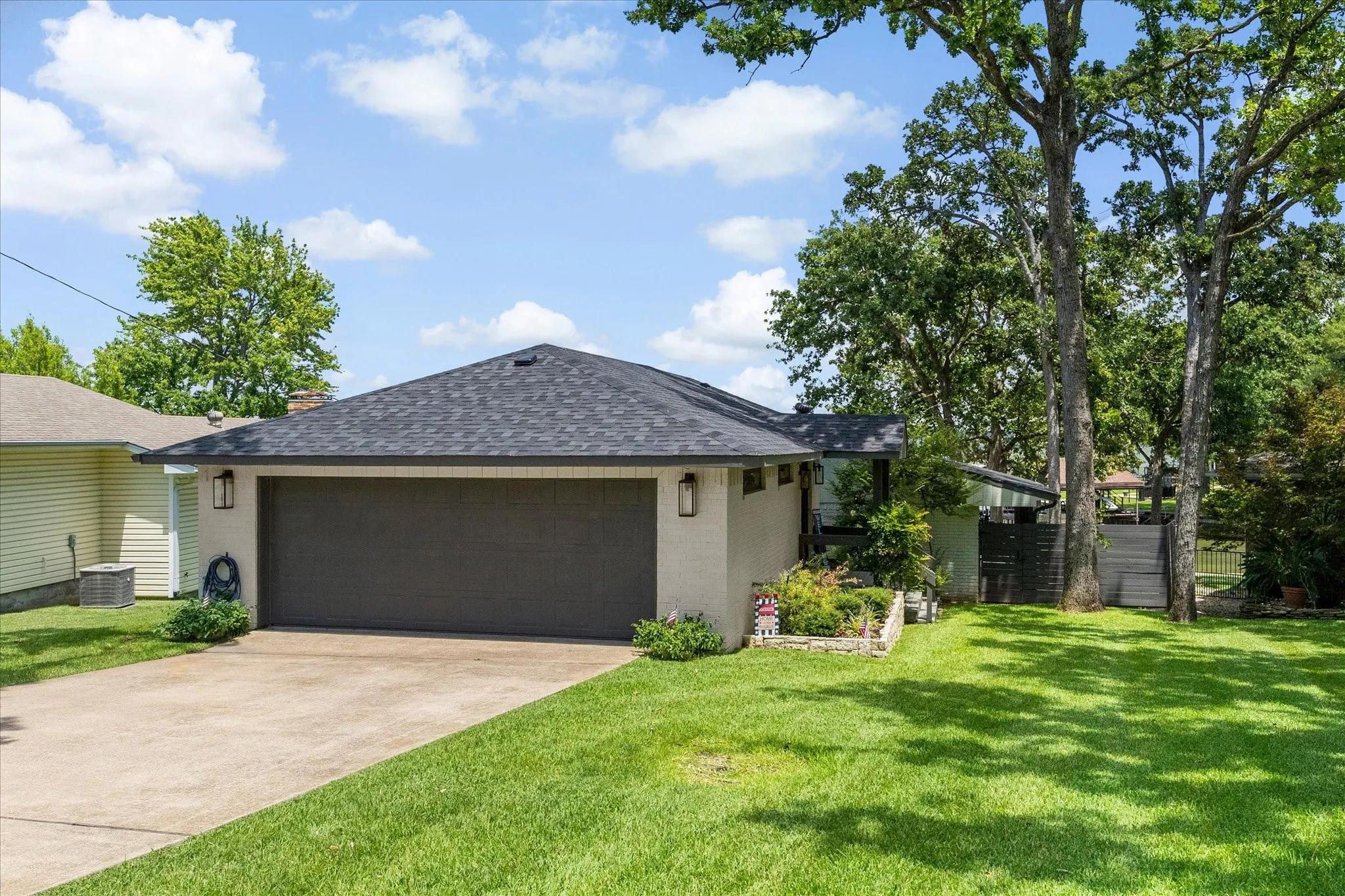 Single Family Residence For Sale in Henderson County , 524 Sampan Drive, Tool, Texas 75143, 2 Bedroom, 2 Bathroom, 2 Garage spaces, 1,643 Sqft, built in 1984, mls#21320186, Real Estate Agent in Tool, Homes For Sale in Henderson county, Homes For Sale in Tool, Realtor in Tool Texas, Real Estate Brokerage Independent Realty Texas, Luminita Cordes Realtor