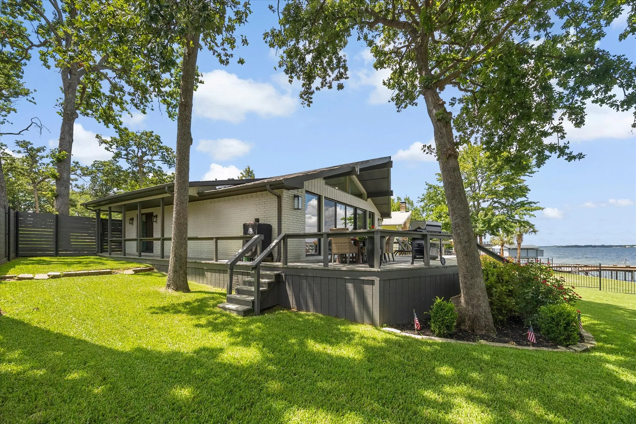 Single Family Residence For Sale in Henderson County , 524 Sampan Drive, Tool, Texas 75143, 2 Bedroom, 2 Bathroom, 2 Garage spaces, 1,643 Sqft, built in 1984, mls#21320186, Real Estate Agent in Tool, Homes For Sale in Henderson county, Homes For Sale in Tool, Realtor in Tool Texas, Real Estate Brokerage Independent Realty Texas, Luminita Cordes Realtor
