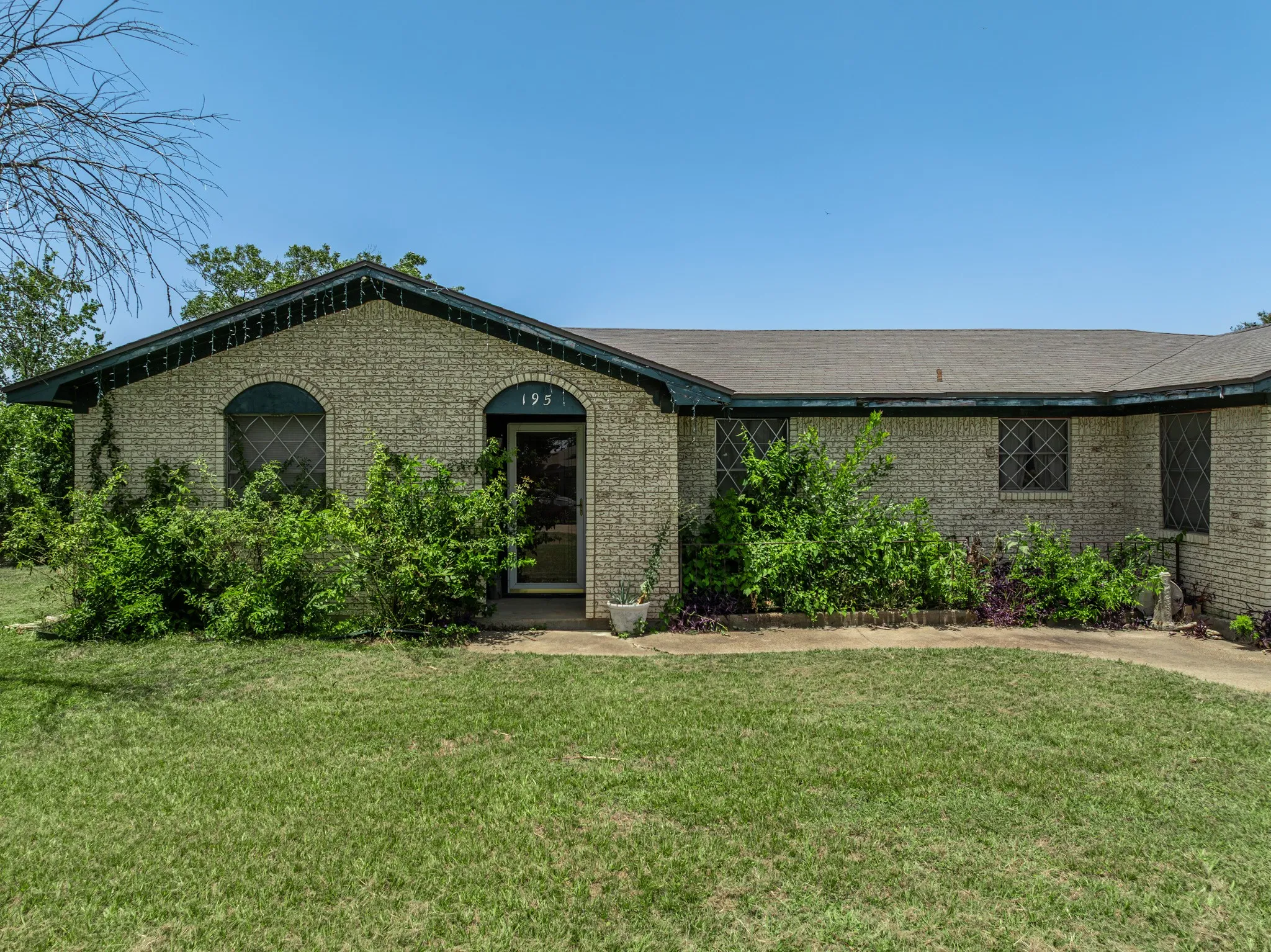 Single Family Residence For Sale in Mc Lennan County , 195 Amy Joy Drive, China Spring, Texas 76633, 3 Bedroom, 2 Bathroom, 2 Garage spaces, 1,766 Sqft, built in 1977, mls#21320034, Real Estate Agent in China Spring, Homes For Sale in Mc Lennan county, Homes For Sale in China Spring, Realtor in China Spring Texas, Real Estate Brokerage Independent Realty Texas, Luminita Cordes Realtor