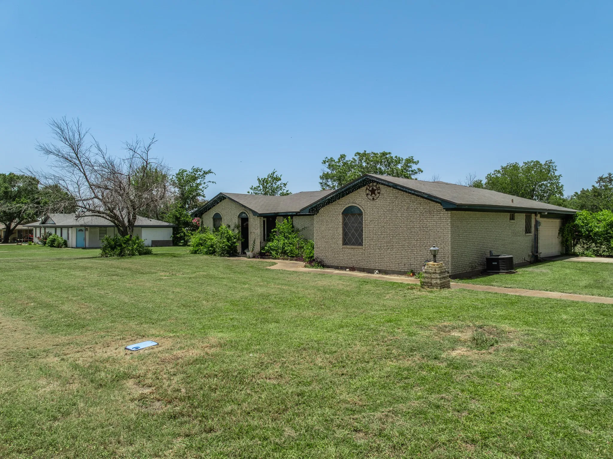 Single Family Residence For Sale in Mc Lennan County , 195 Amy Joy Drive, China Spring, Texas 76633, 3 Bedroom, 2 Bathroom, 2 Garage spaces, 1,766 Sqft, built in 1977, mls#21320034, Real Estate Agent in China Spring, Homes For Sale in Mc Lennan county, Homes For Sale in China Spring, Realtor in China Spring Texas, Real Estate Brokerage Independent Realty Texas, Luminita Cordes Realtor