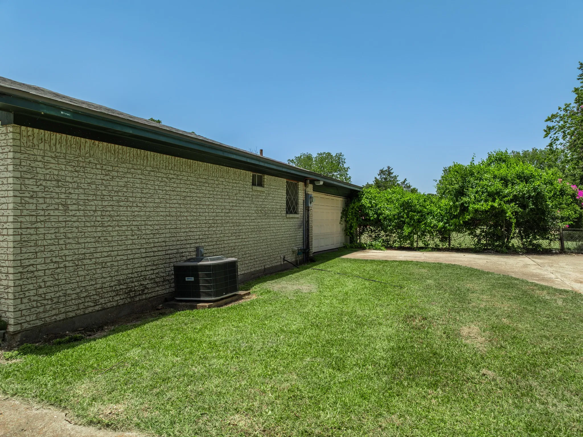 Single Family Residence For Sale in Mc Lennan County , 195 Amy Joy Drive, China Spring, Texas 76633, 3 Bedroom, 2 Bathroom, 2 Garage spaces, 1,766 Sqft, built in 1977, mls#21320034, Real Estate Agent in China Spring, Homes For Sale in Mc Lennan county, Homes For Sale in China Spring, Realtor in China Spring Texas, Real Estate Brokerage Independent Realty Texas, Luminita Cordes Realtor