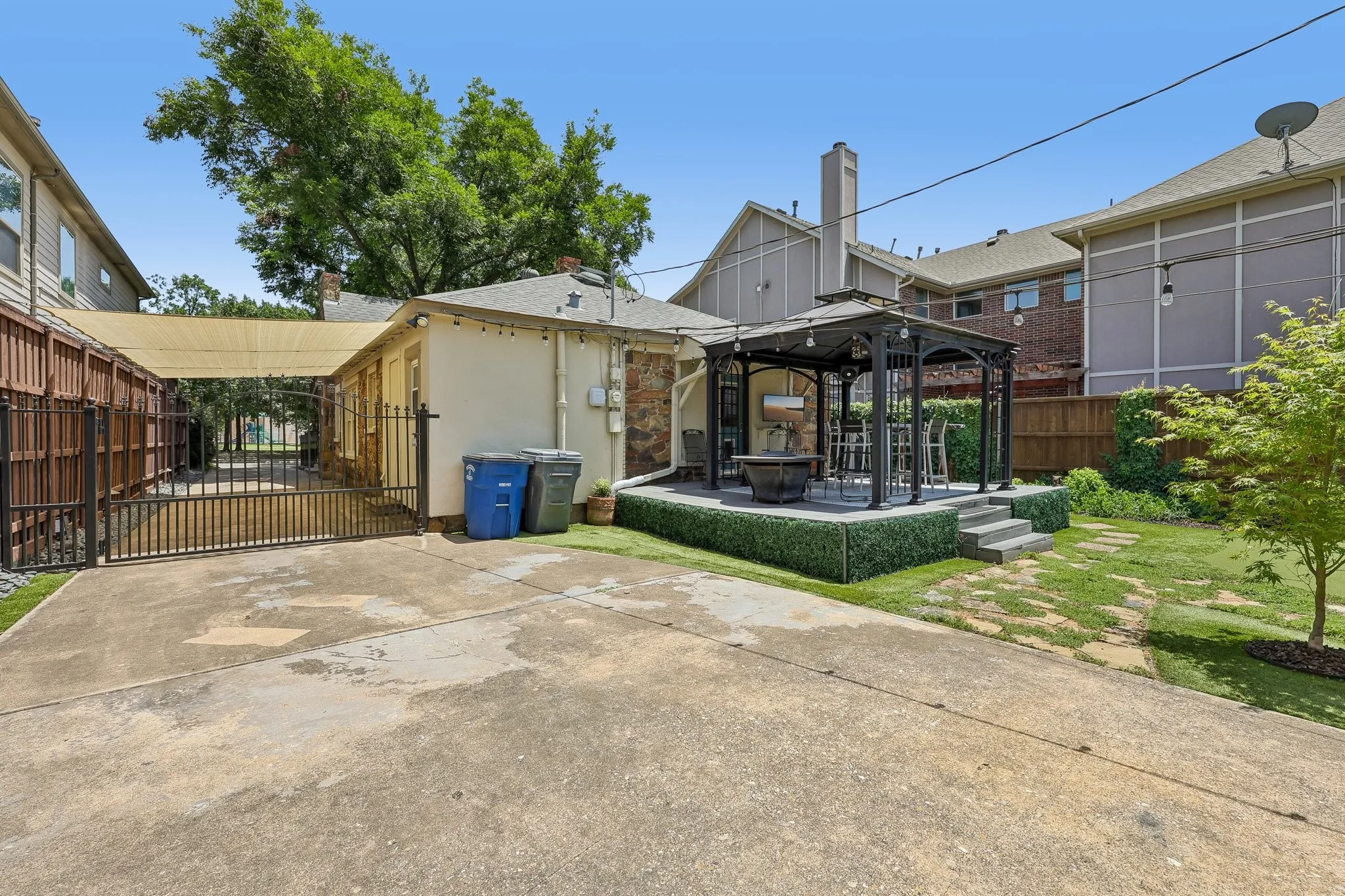 Single Family Residence For Sale in Dallas County , 5207 Mission Avenue, Dallas, Texas 75206, 2 Bedroom, 2 Bathroom, 2 Garage spaces, 1,547 Sqft, built in 1925, Price $829,000, mls#21314419, Real Estate Agent in Dallas, Homes For Sale in Dallas county, Homes For Sale in Dallas, Realtor in Dallas Texas, Real Estate Brokerage Independent Realty Texas, Luminita Cordes Realtor