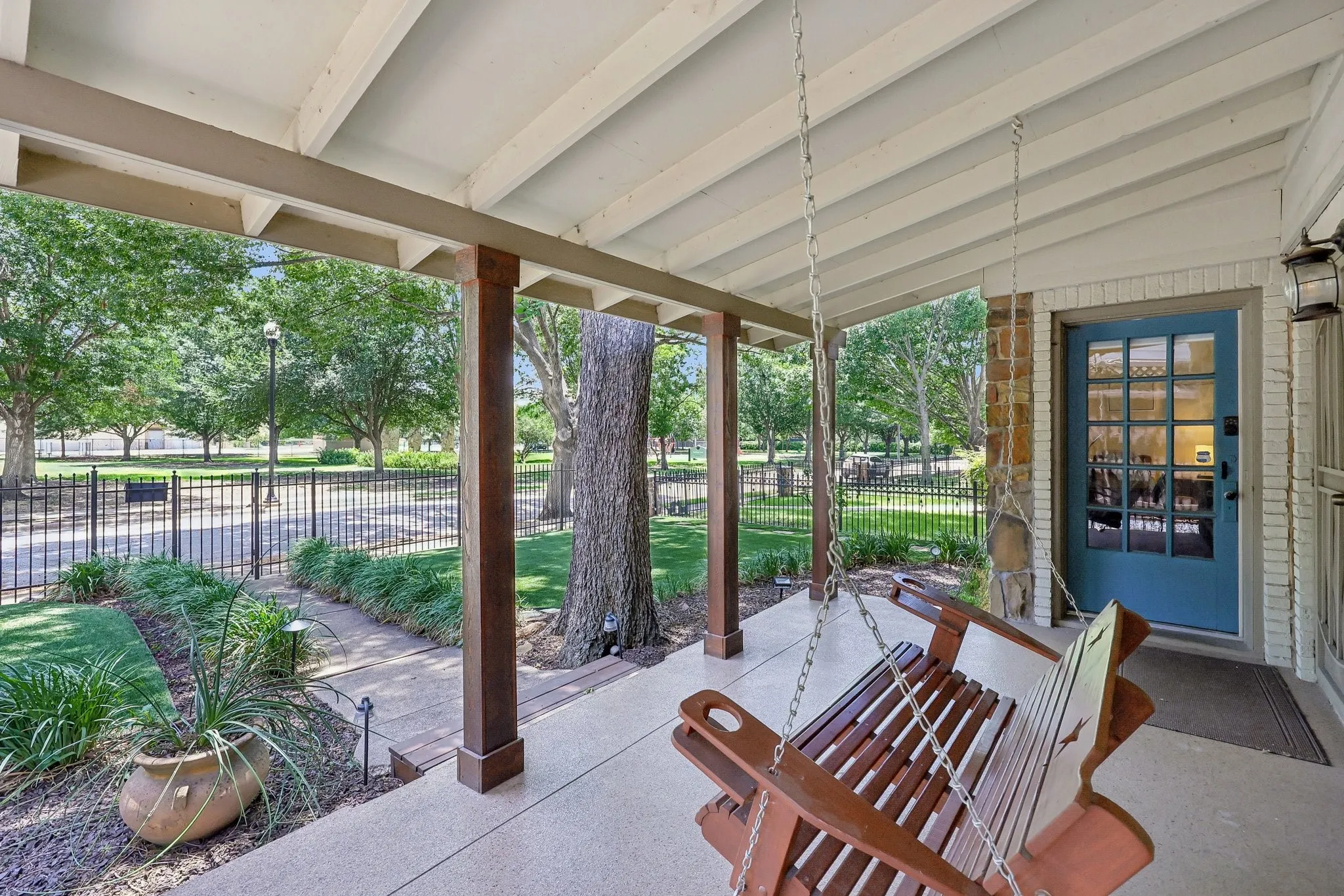 Single Family Residence For Sale in Dallas County , 5207 Mission Avenue, Dallas, Texas 75206, 2 Bedroom, 2 Bathroom, 2 Garage spaces, 1,547 Sqft, built in 1925, Price $829,000, mls#21314419, Real Estate Agent in Dallas, Homes For Sale in Dallas county, Homes For Sale in Dallas, Realtor in Dallas Texas, Real Estate Brokerage Independent Realty Texas, Luminita Cordes Realtor