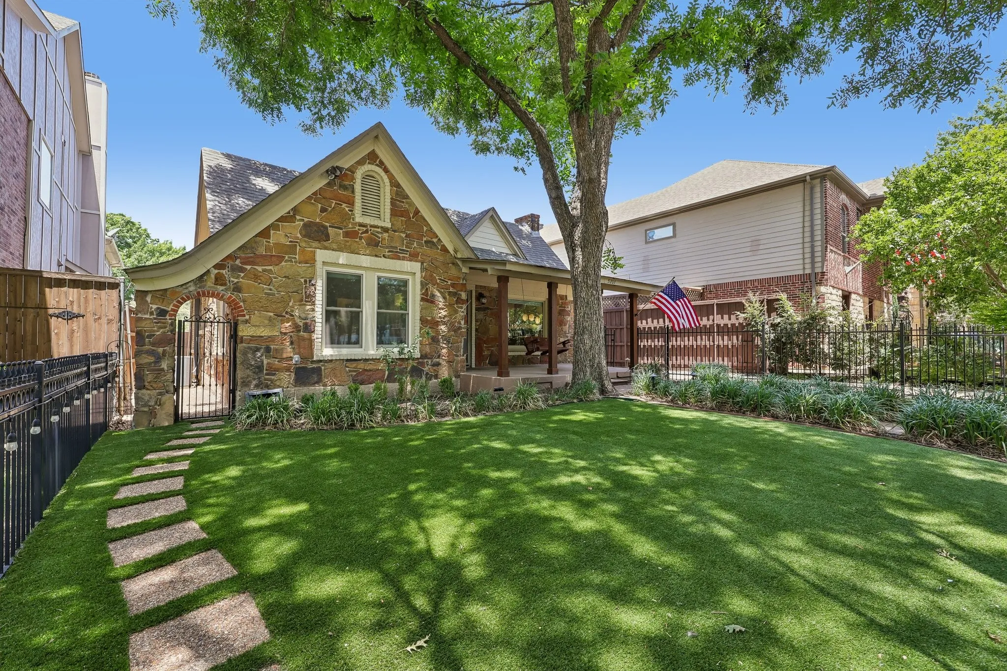 Single Family Residence For Sale in Dallas County , 5207 Mission Avenue, Dallas, Texas 75206, 2 Bedroom, 2 Bathroom, 2 Garage spaces, 1,547 Sqft, built in 1925, Price $829,000, mls#21314419, Real Estate Agent in Dallas, Homes For Sale in Dallas county, Homes For Sale in Dallas, Realtor in Dallas Texas, Real Estate Brokerage Independent Realty Texas, Luminita Cordes Realtor