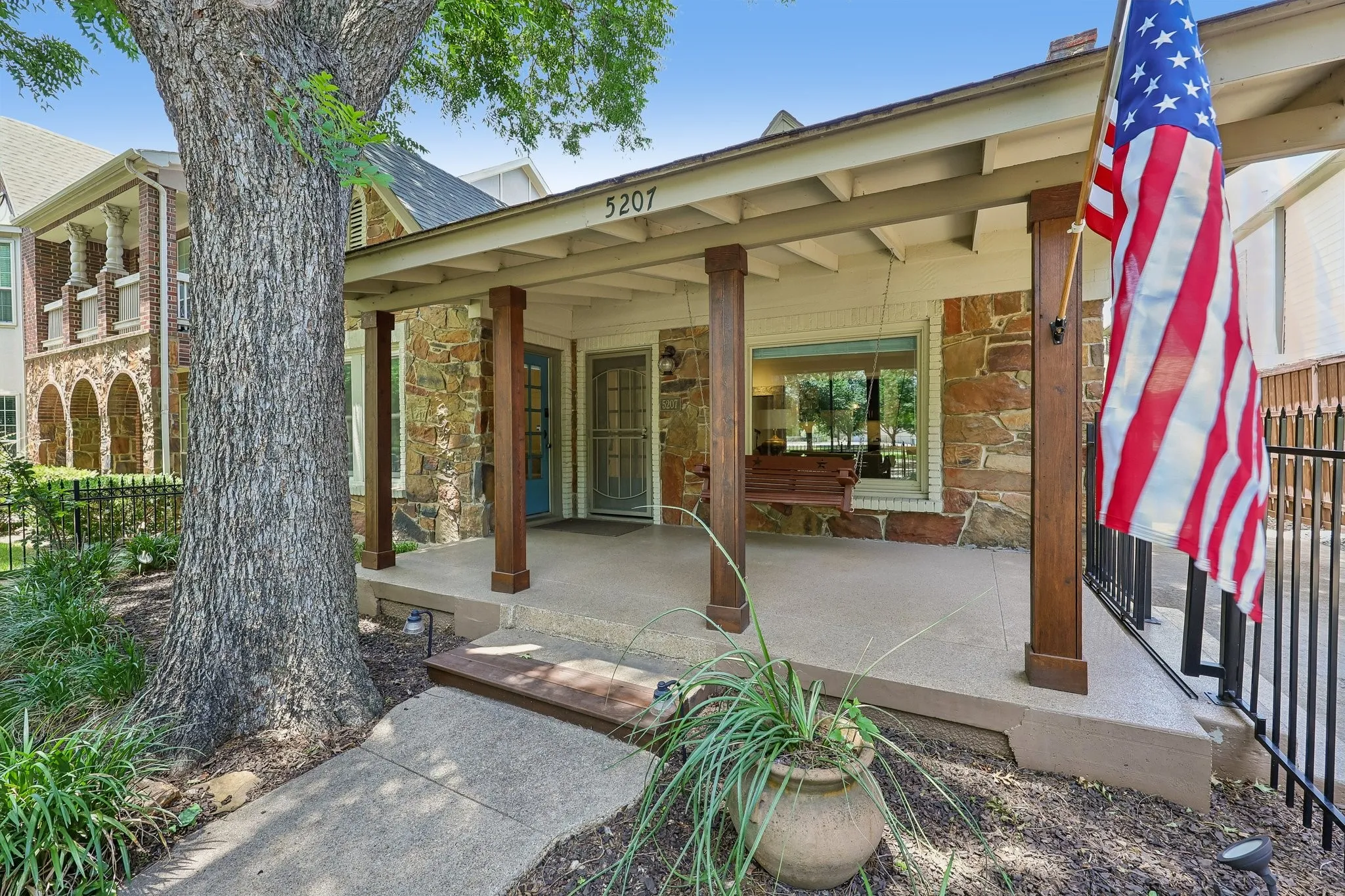 Single Family Residence For Sale in Dallas County , 5207 Mission Avenue, Dallas, Texas 75206, 2 Bedroom, 2 Bathroom, 2 Garage spaces, 1,547 Sqft, built in 1925, Price $829,000, mls#21314419, Real Estate Agent in Dallas, Homes For Sale in Dallas county, Homes For Sale in Dallas, Realtor in Dallas Texas, Real Estate Brokerage Independent Realty Texas, Luminita Cordes Realtor