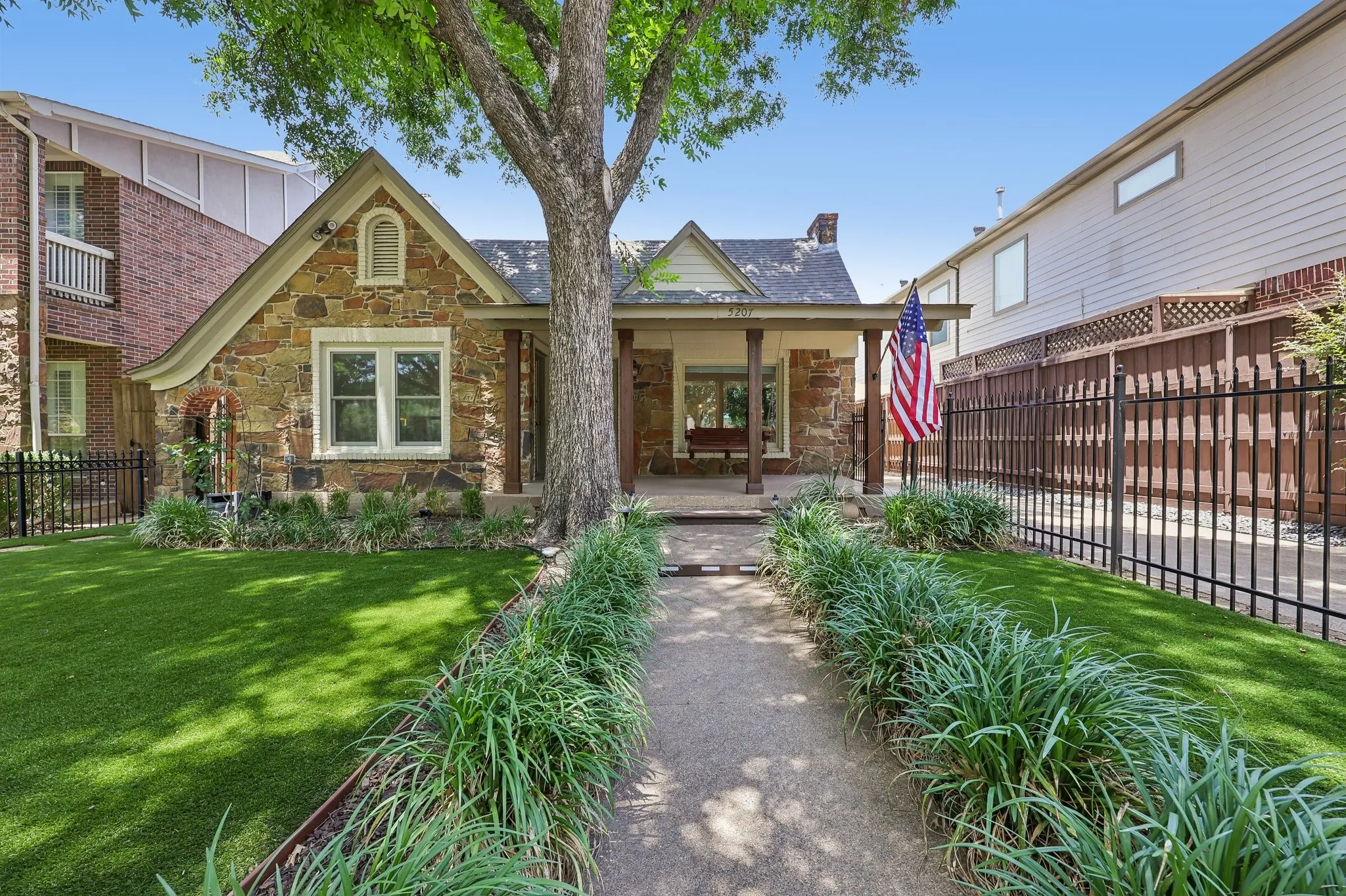 Single Family Residence For Sale in Dallas County , 5207 Mission Avenue, Dallas, Texas 75206, 2 Bedroom, 2 Bathroom, 2 Garage spaces, 1,547 Sqft, built in 1925, Price $829,000, mls#21314419, Real Estate Agent in Dallas, Homes For Sale in Dallas county, Homes For Sale in Dallas, Realtor in Dallas Texas, Real Estate Brokerage Independent Realty Texas, Luminita Cordes Realtor